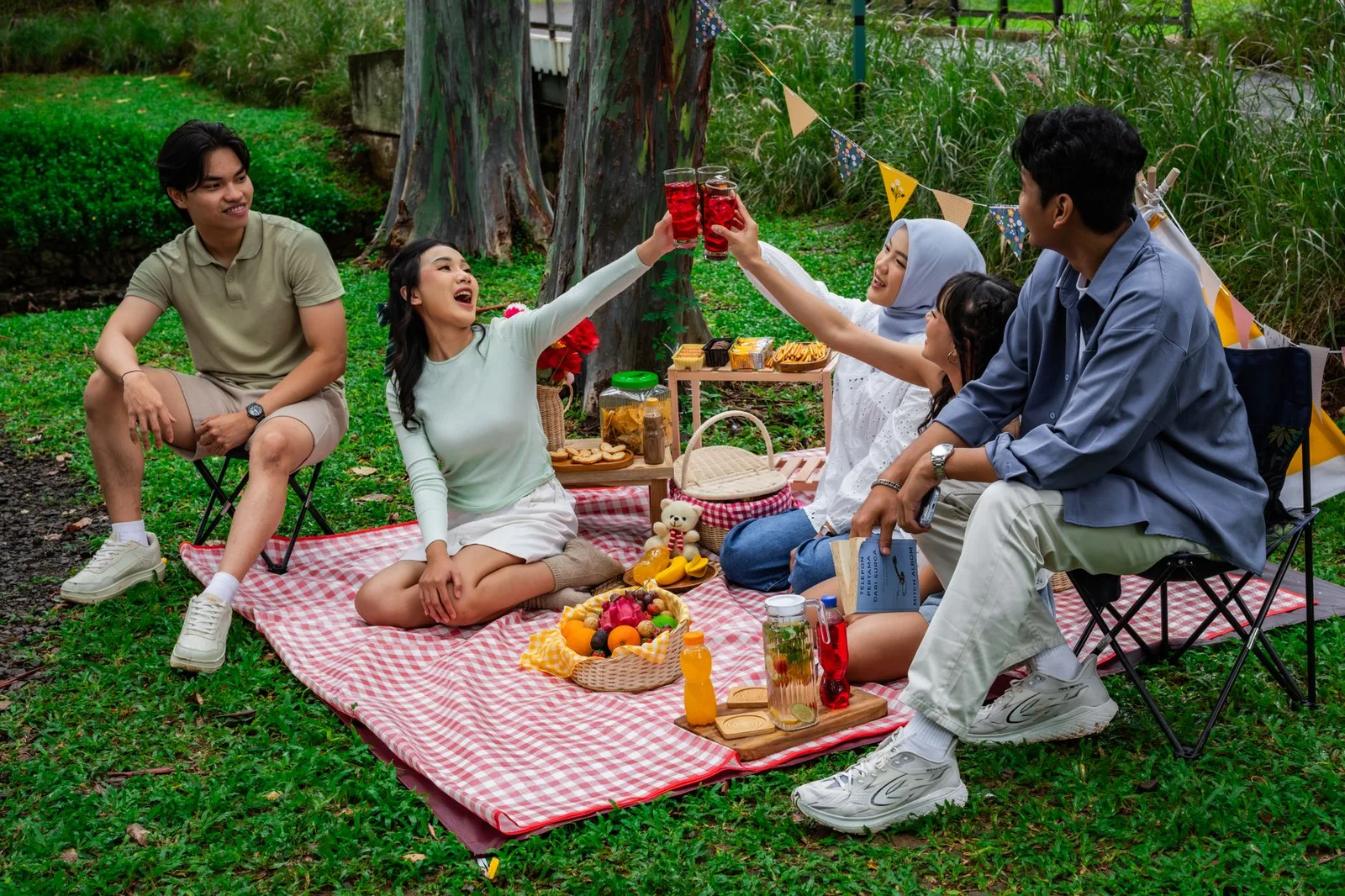 Hai người bạn gặp lại và trò chuyện chân thành trong công viên