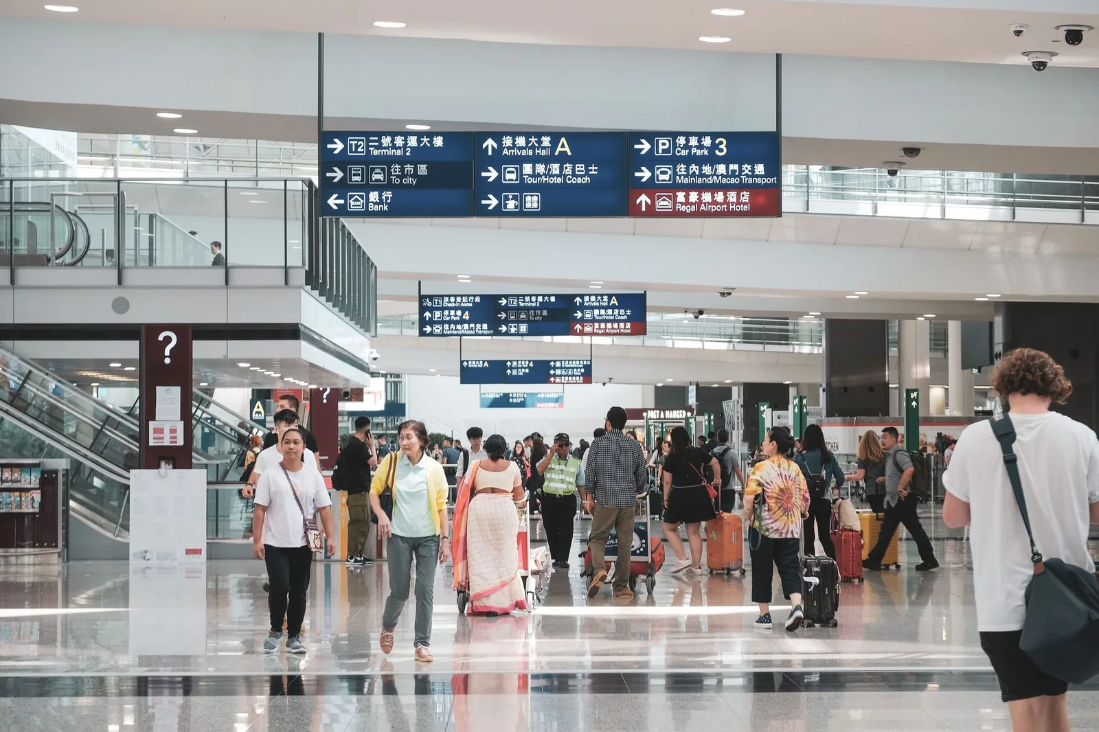 Bảng thông tin giúp phân biệt nhà ga tại sân bay