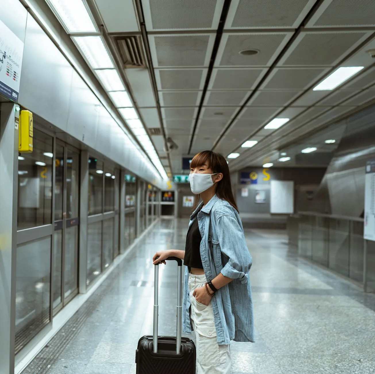 Nhóm du khách châu Á rời nhà ga sân bay an toàn