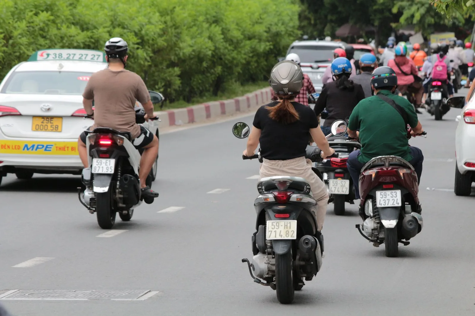 Taxi di chuyển giữa dòng xe trên đường phố Hà Nội