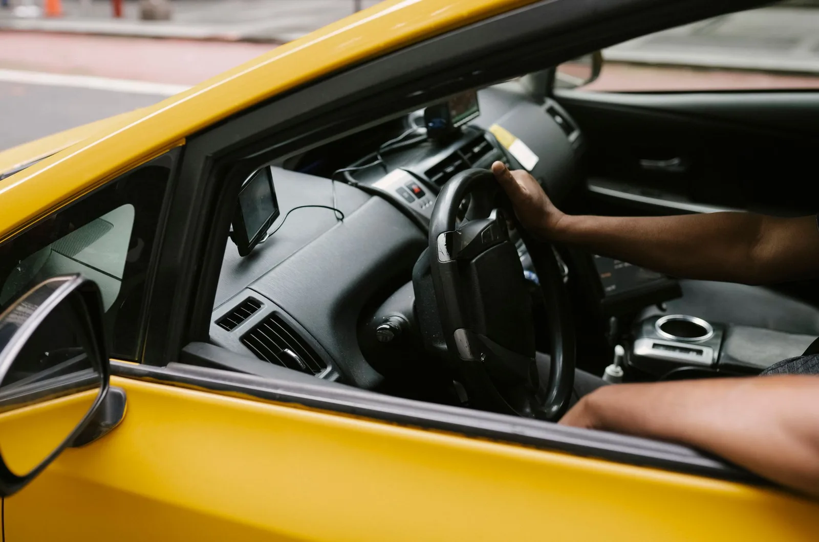 Đồng hồ tính cước trên bảng điều khiển taxi sân bay