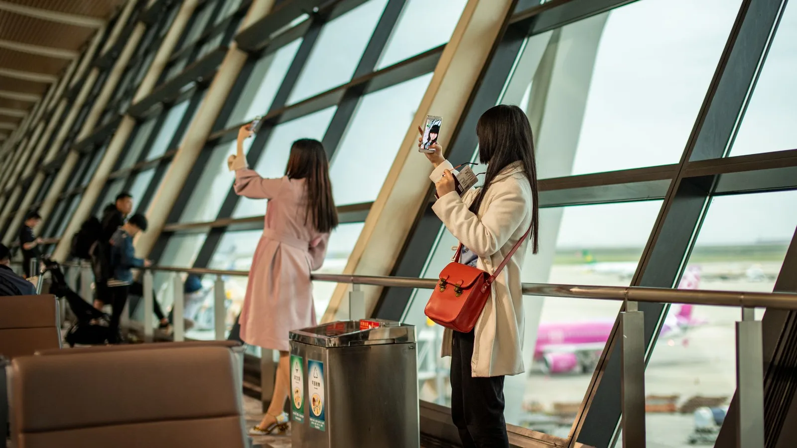 Nhóm bạn rời sân bay an toàn sau hành trình buổi tối
