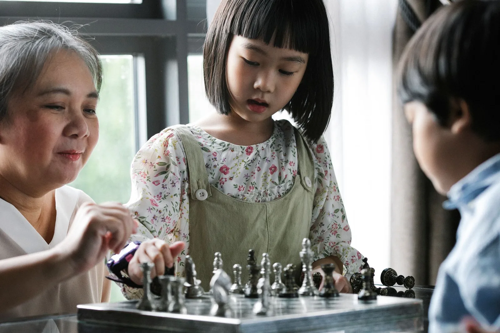 Gia đình châu Á cùng chơi board game tại nhà