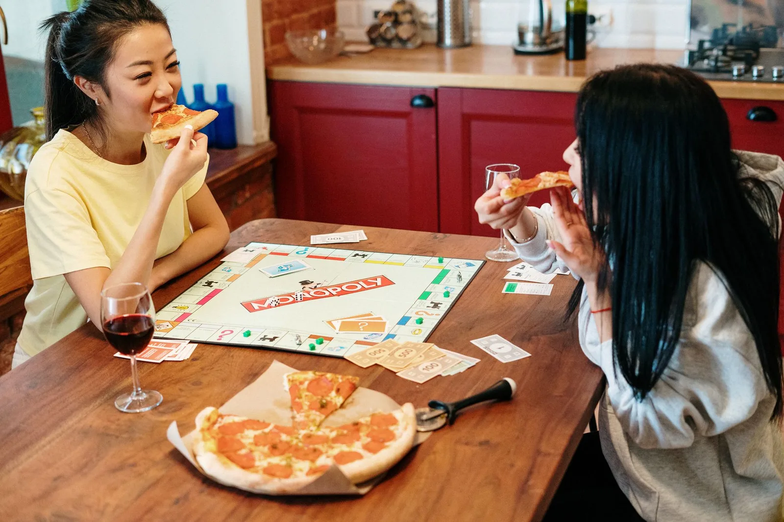 Nhóm bạn châu Á chơi board game tại quán