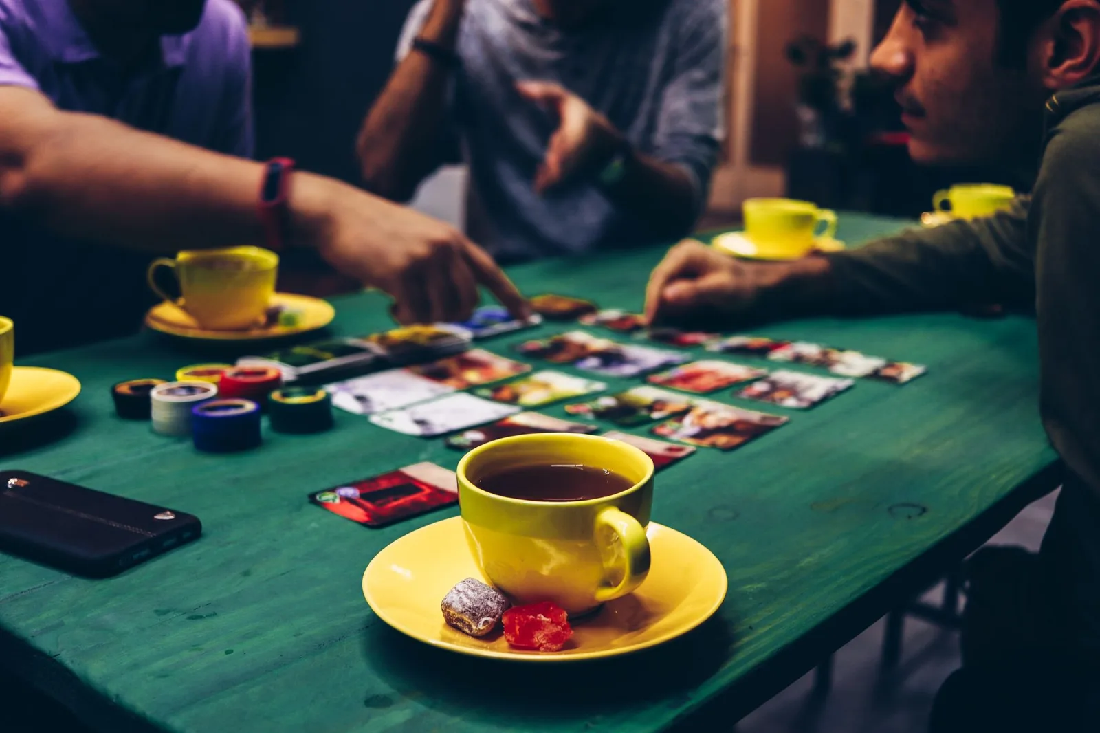 Đồng hồ hẹn giờ bên bàn board game đang chơi dở