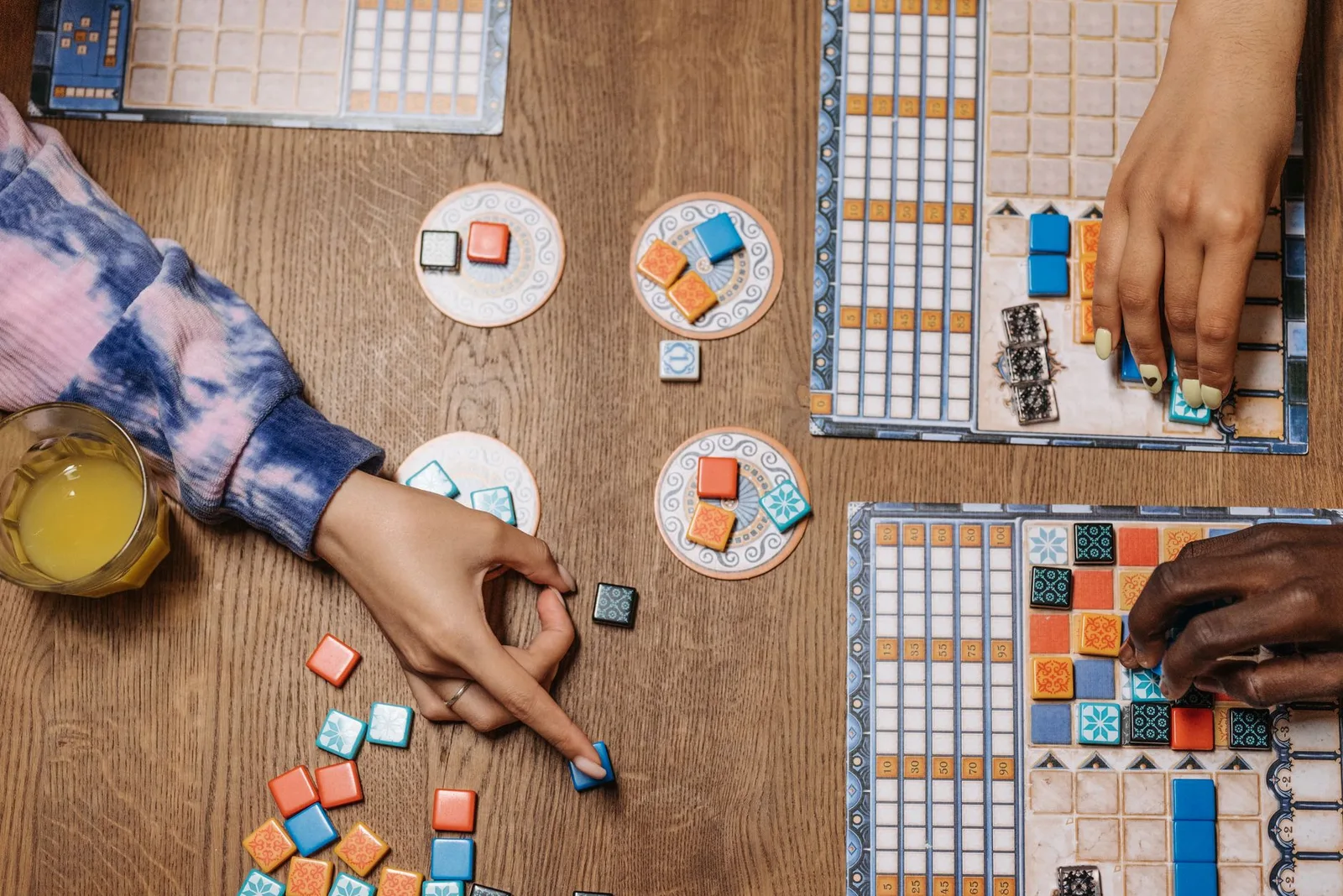 Không gian quán board game ấm cúng với bàn chơi sẵn sàng