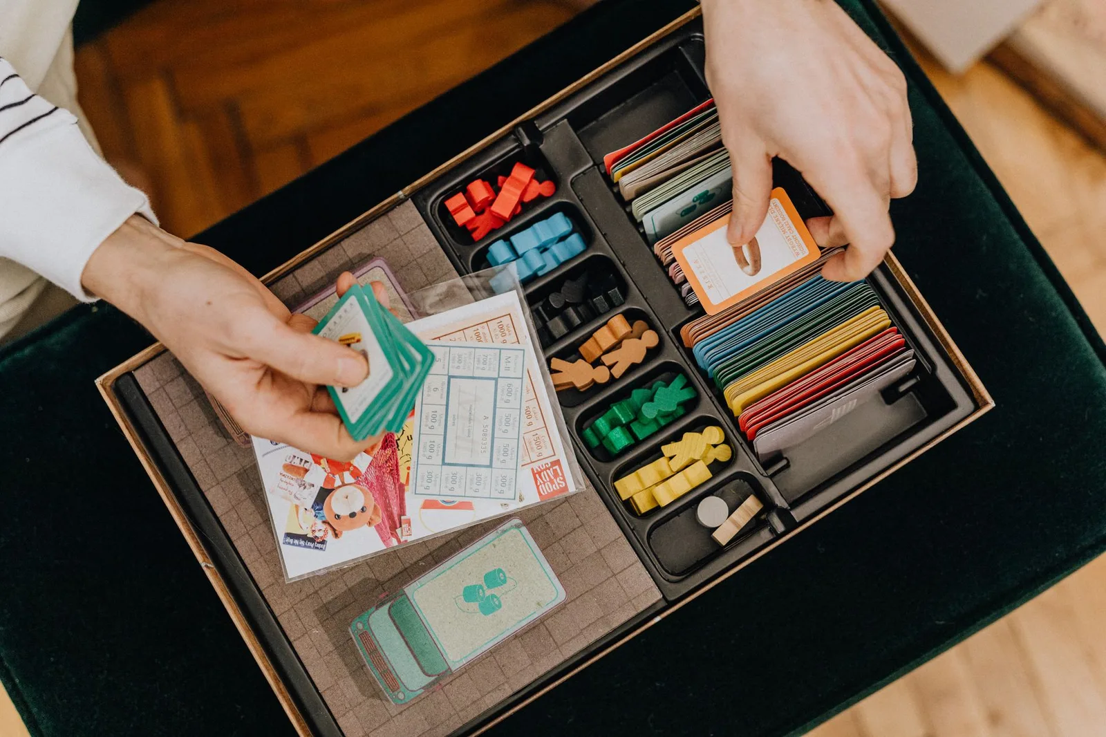 Board game nhỏ gọn được chuẩn bị cho chuyến đi gia đình