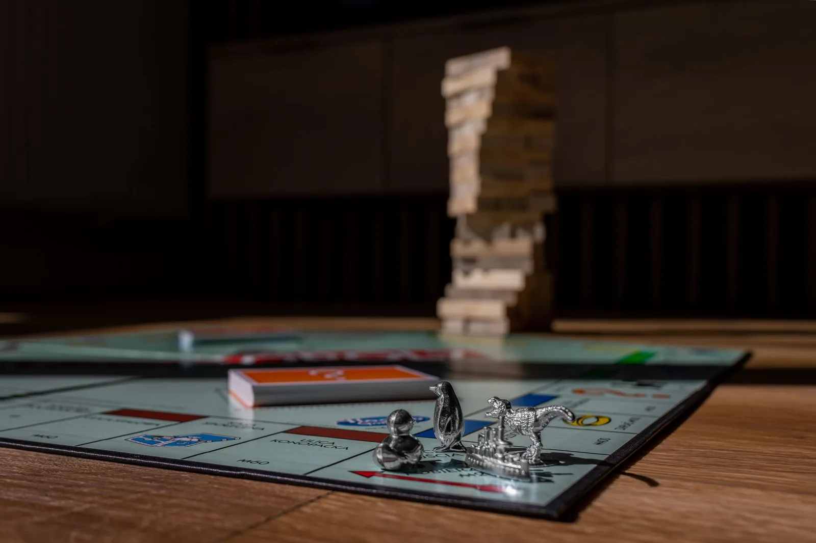 Gia đình châu Á tham gia thử thách board game ngắn