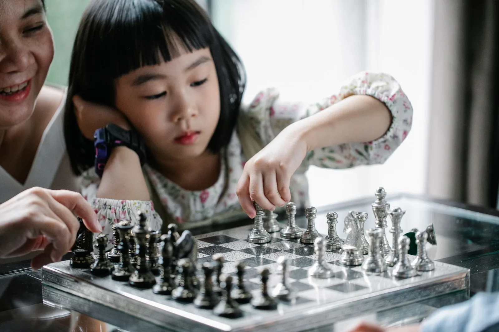 Những người chơi mới làm quen và tìm hiểu luật board game