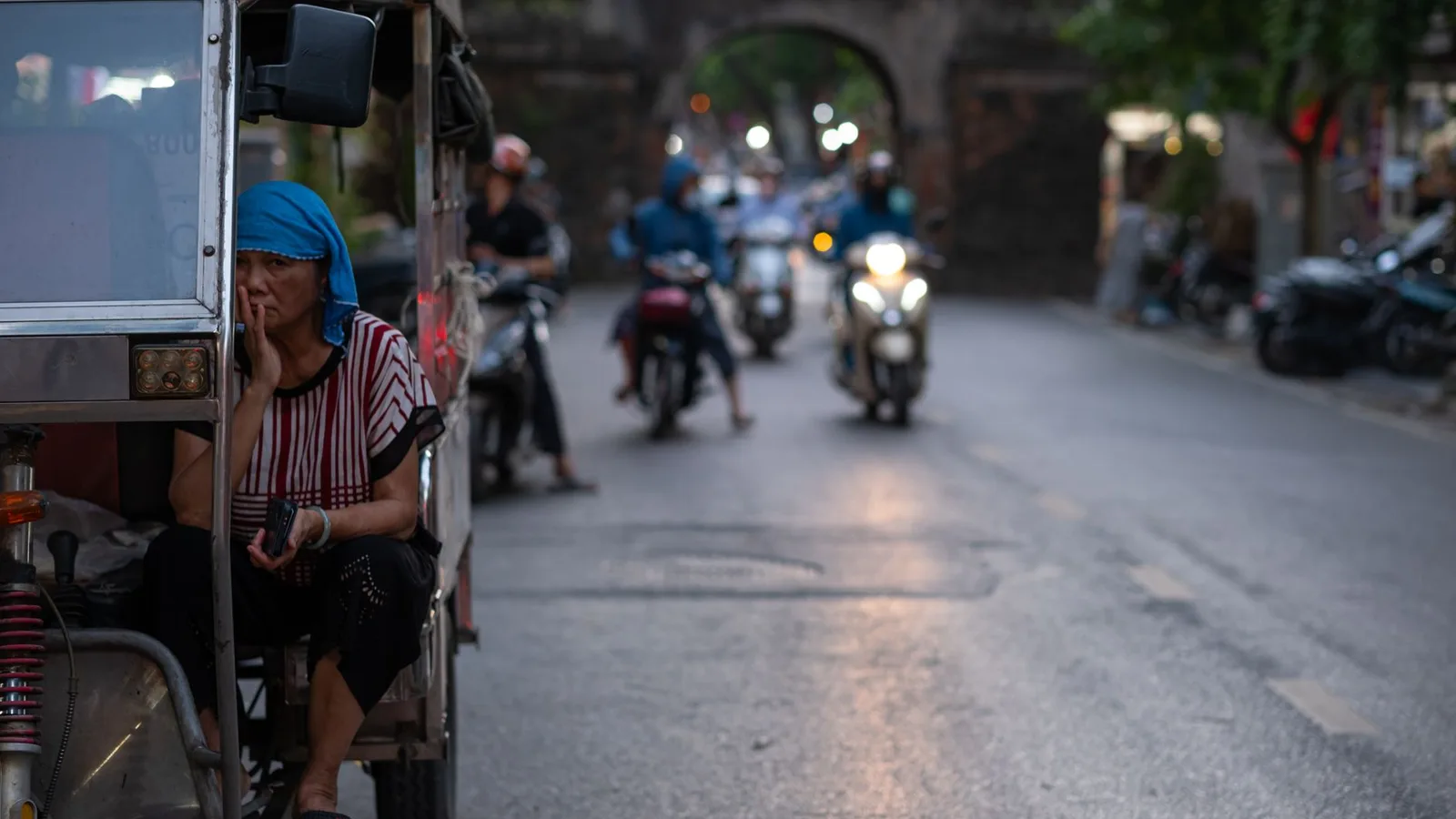 Giao thông Hà Nội trong một buổi tối trời mưa
