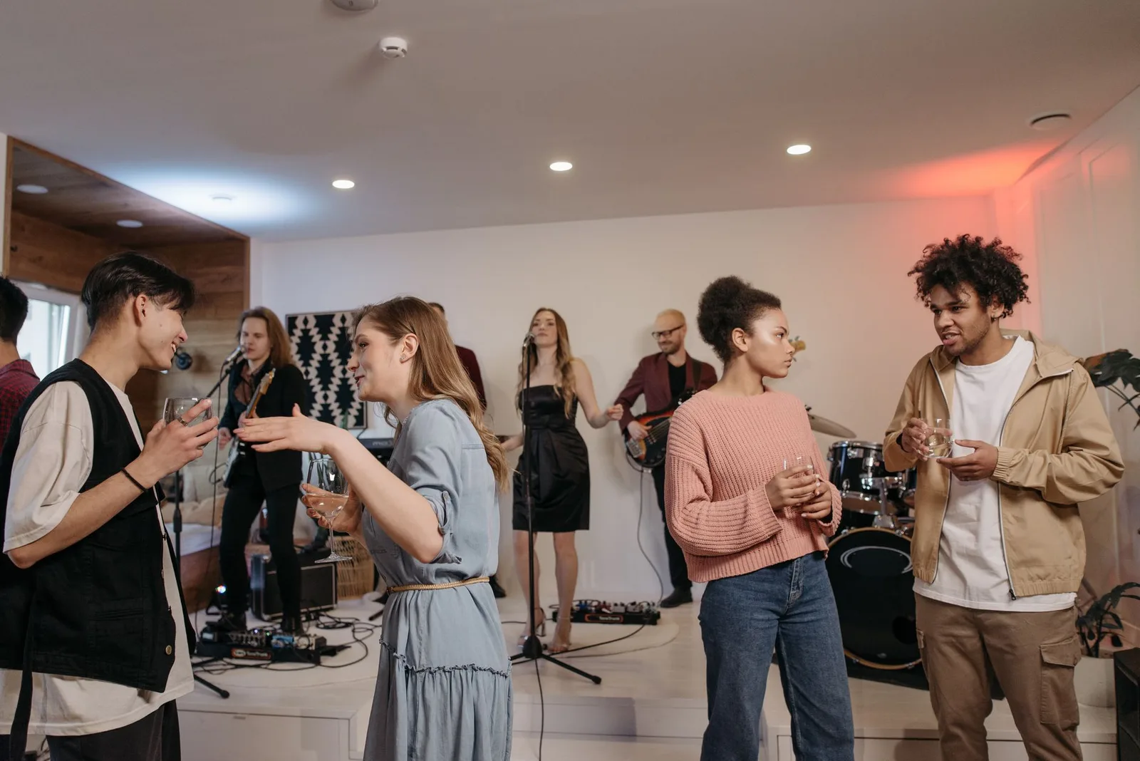 Nhóm bạn châu Á chuẩn bị đồ dùng trước khi đi concert