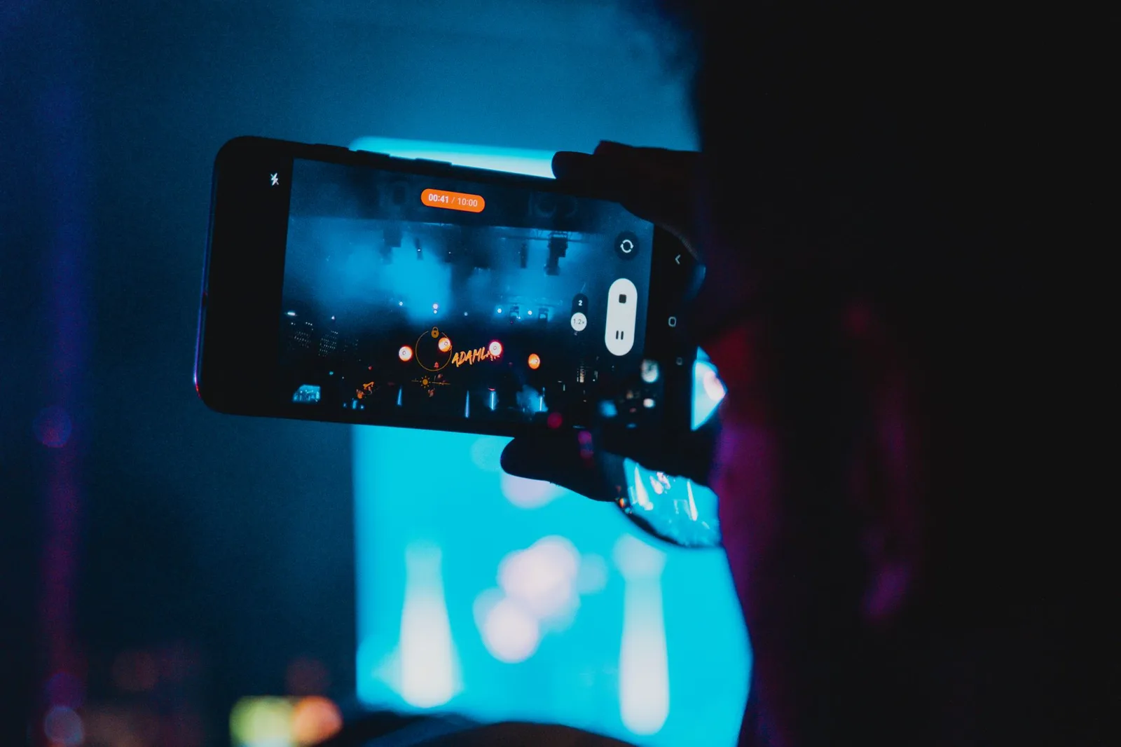 Các video concert được lưu trong thư viện điện thoại