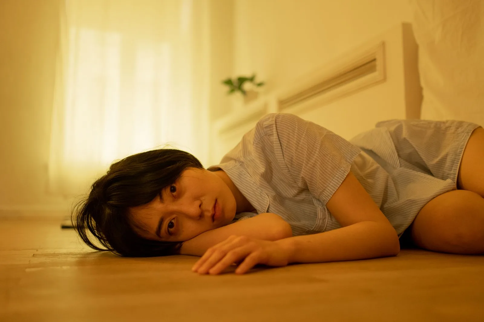 Du khách trẻ nghỉ ngơi và kiểm tra thể lực vào buổi sáng
