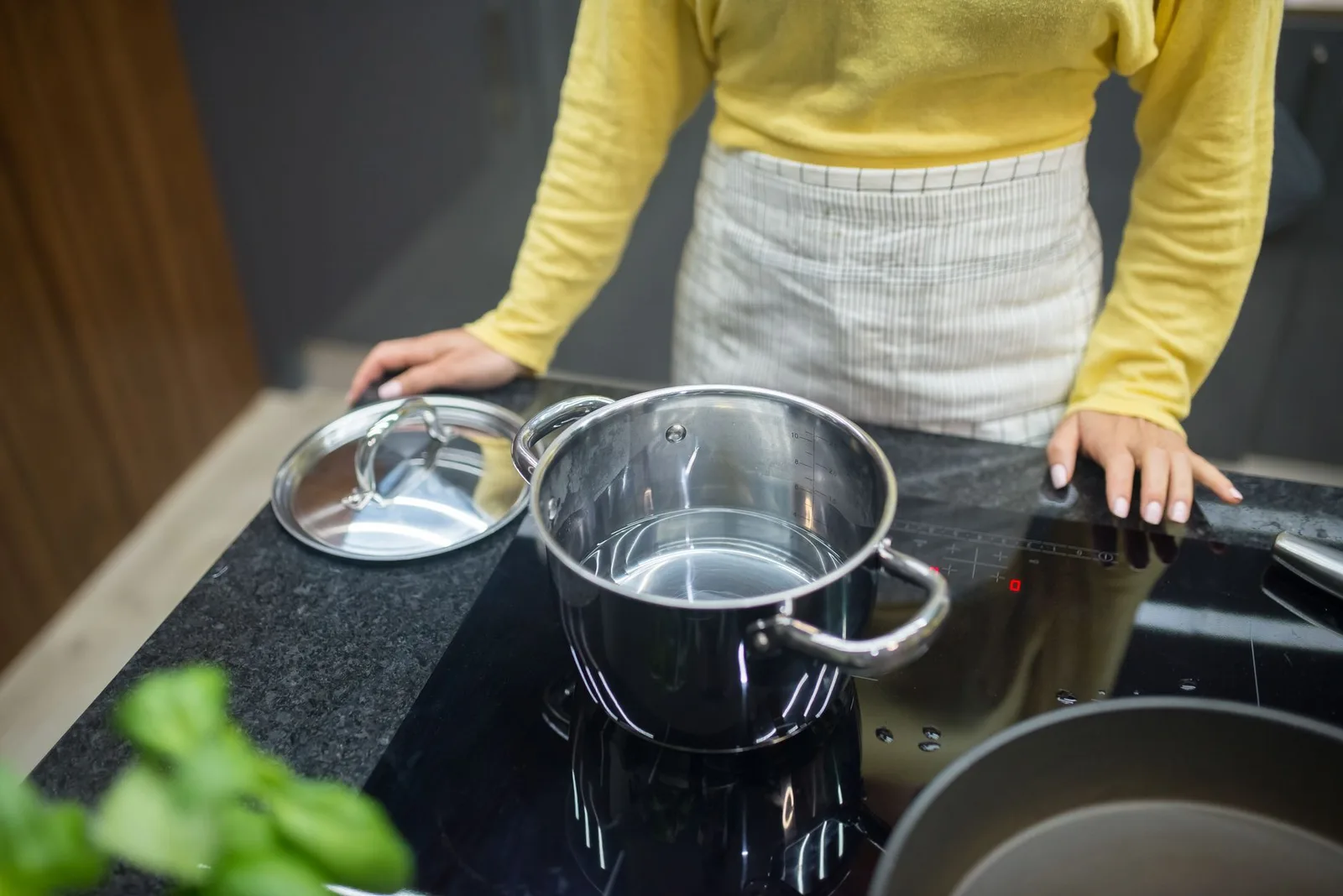 Bếp từ và các dụng cụ nấu ăn cần thiết