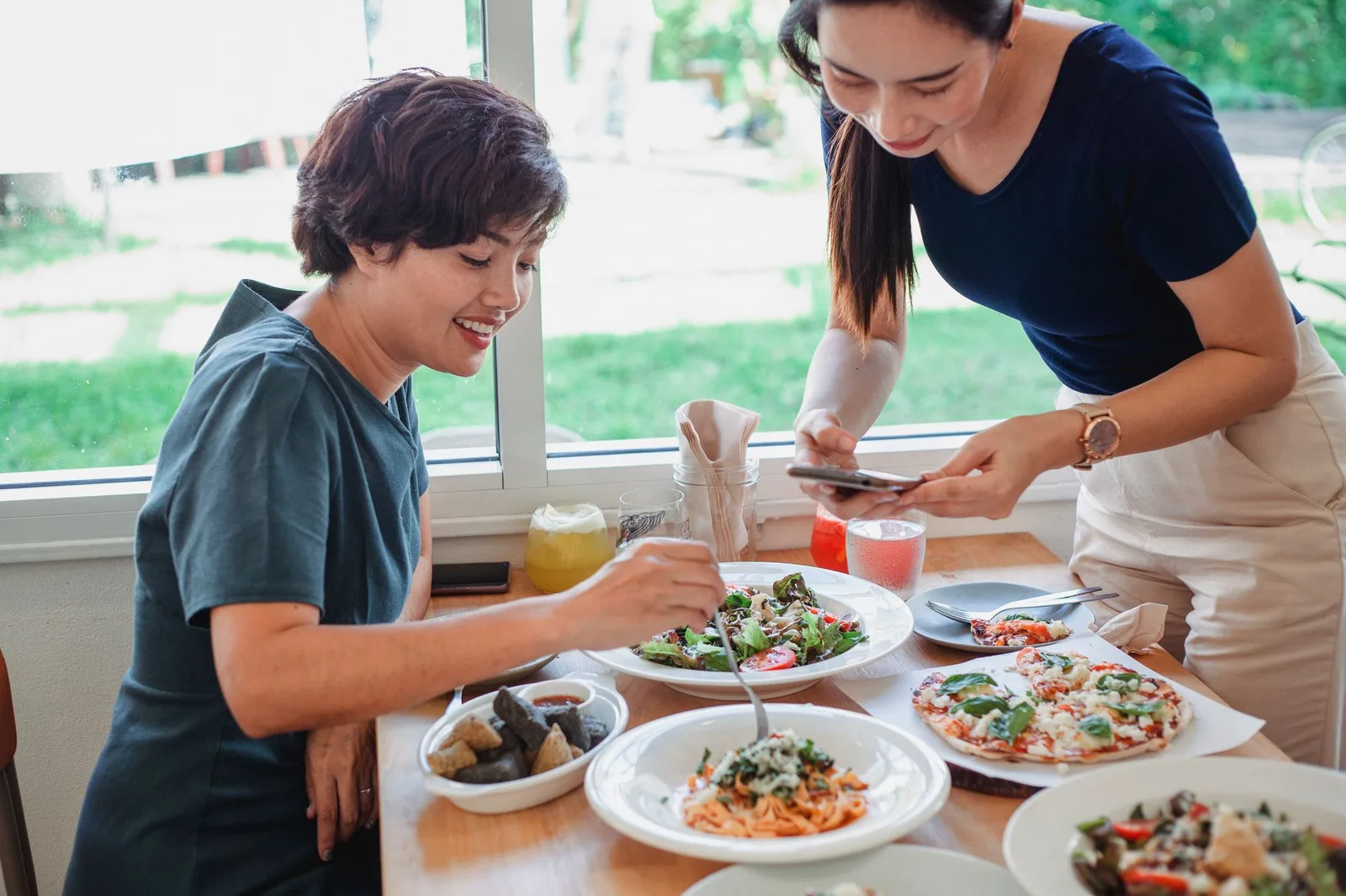 Nhóm bạn thống nhất kế hoạch ăn uống trước chuyến đi