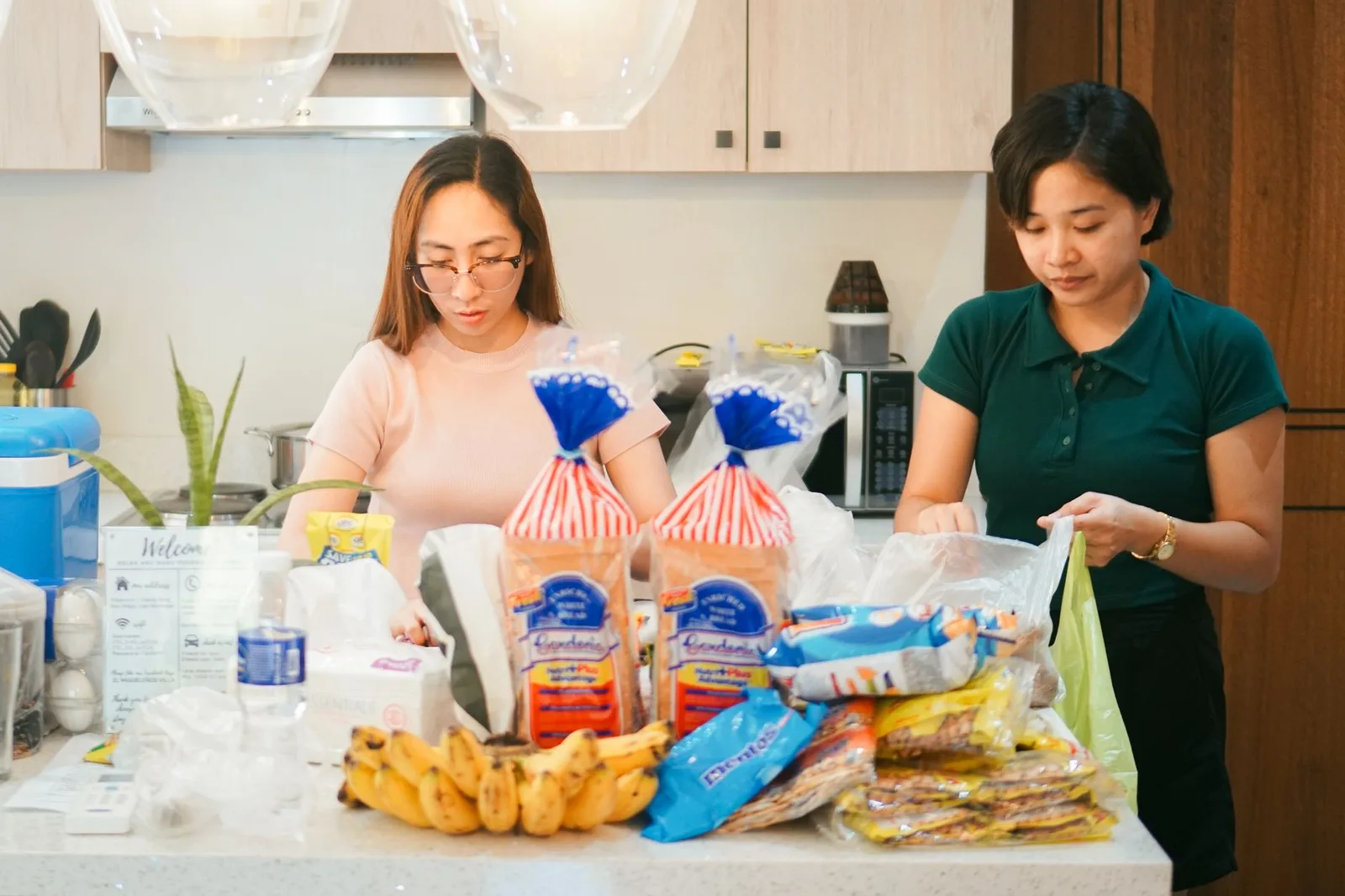 Gian bếp homestay gọn gàng với dụng cụ nấu ăn đầy đủ