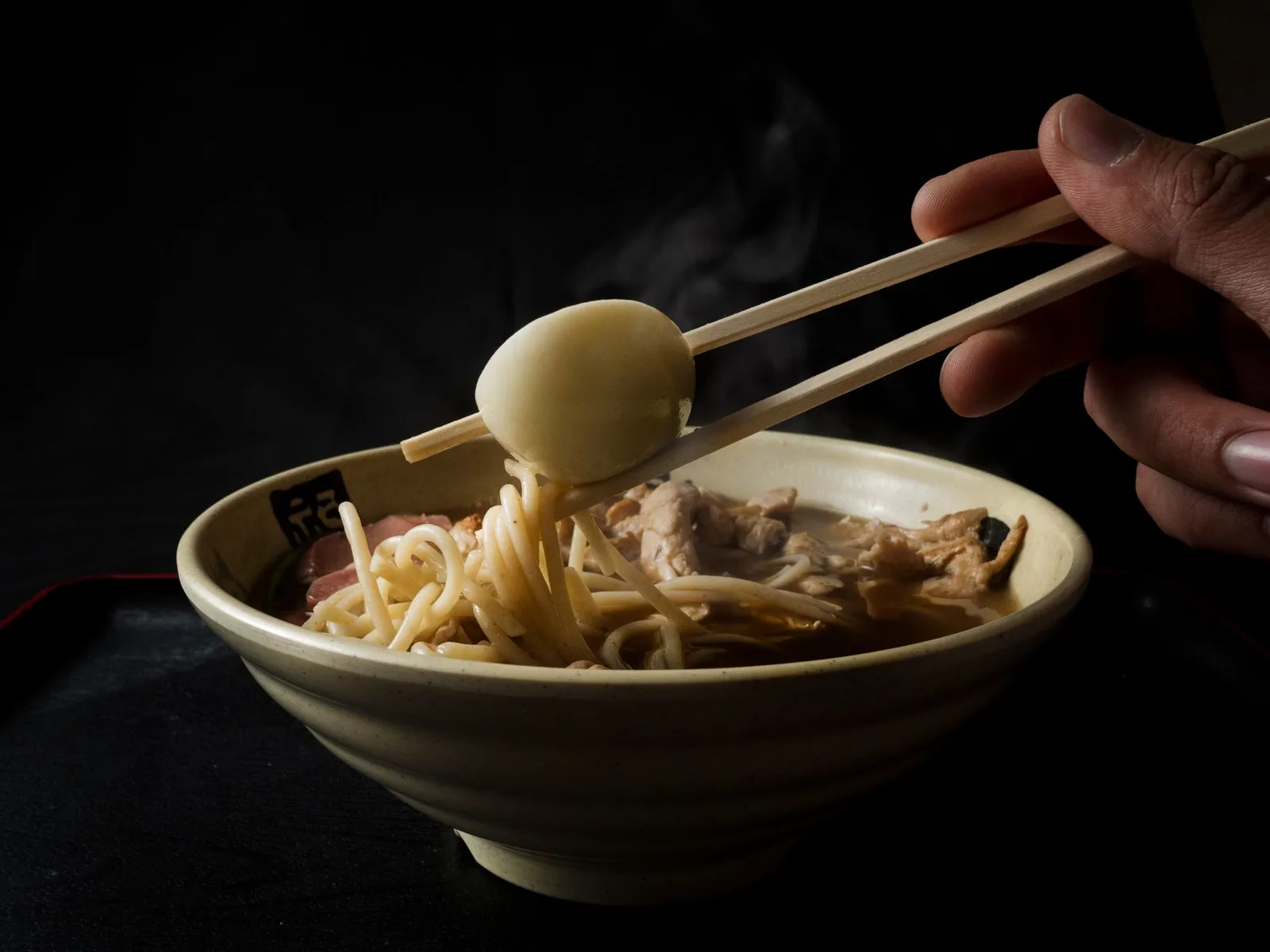 Mì trộn rau ăn kèm trứng luộc chín sẵn
