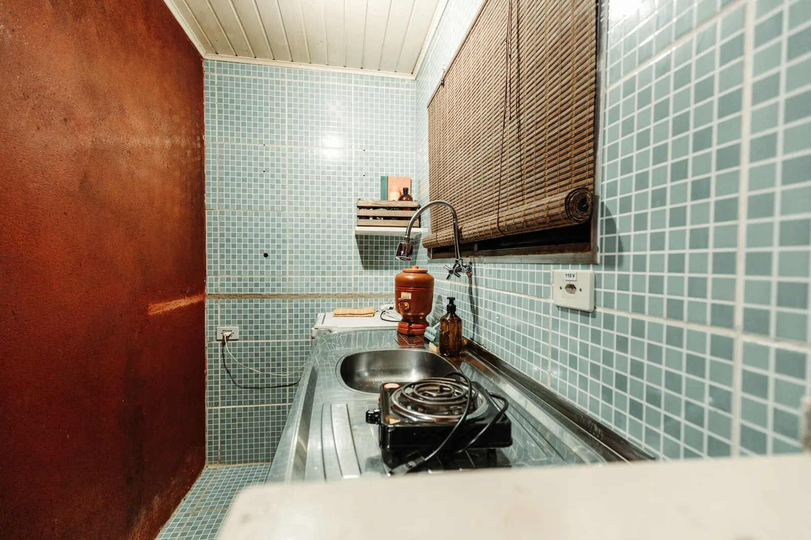 Gian bếp homestay sạch sẽ sau khi dùng bữa