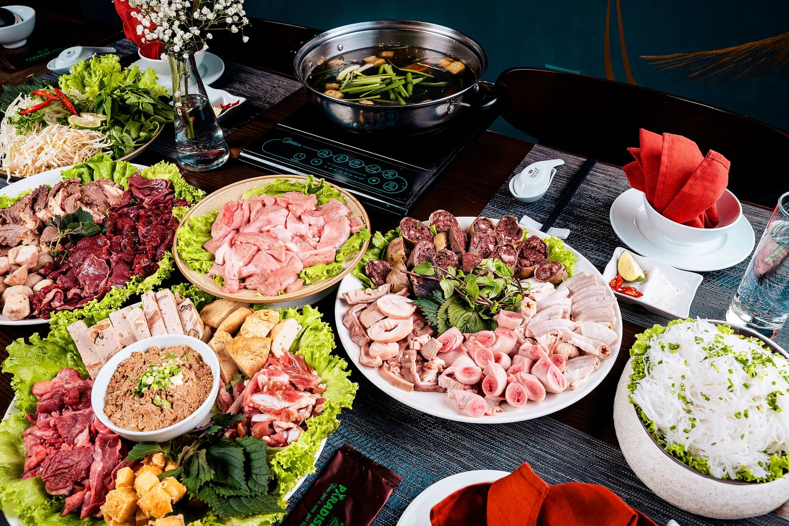 Cặp đôi thưởng thức lẩu nóng trong tiết trời mùa đông