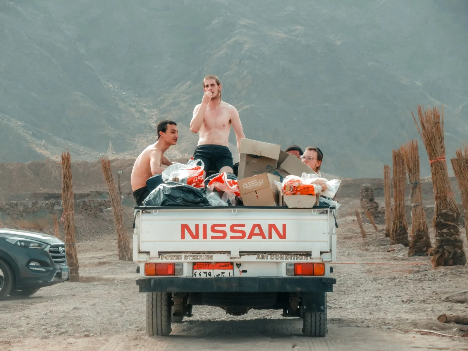 Nhóm bạn châu Á di chuyển trên cung đường miền núi