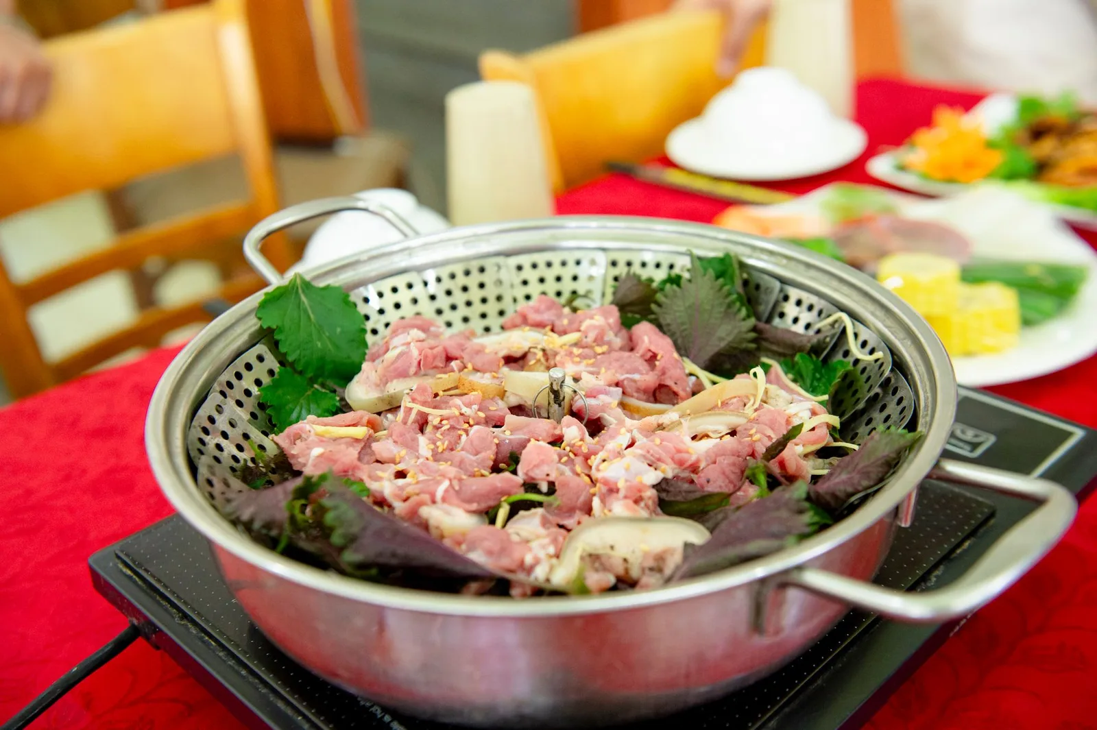 Nồi lẩu Việt Nam nghi ngút khói cho buổi tối lạnh