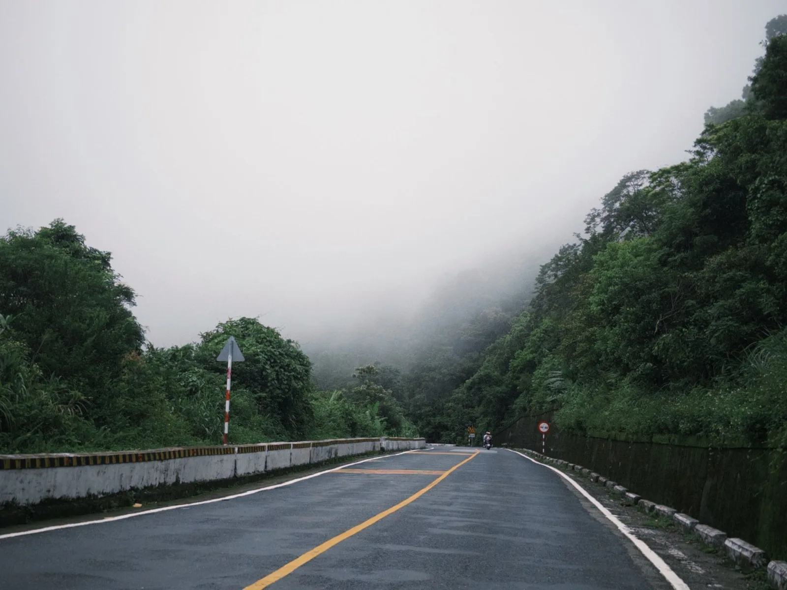 Đường đèo lên núi trong màn sương dày
