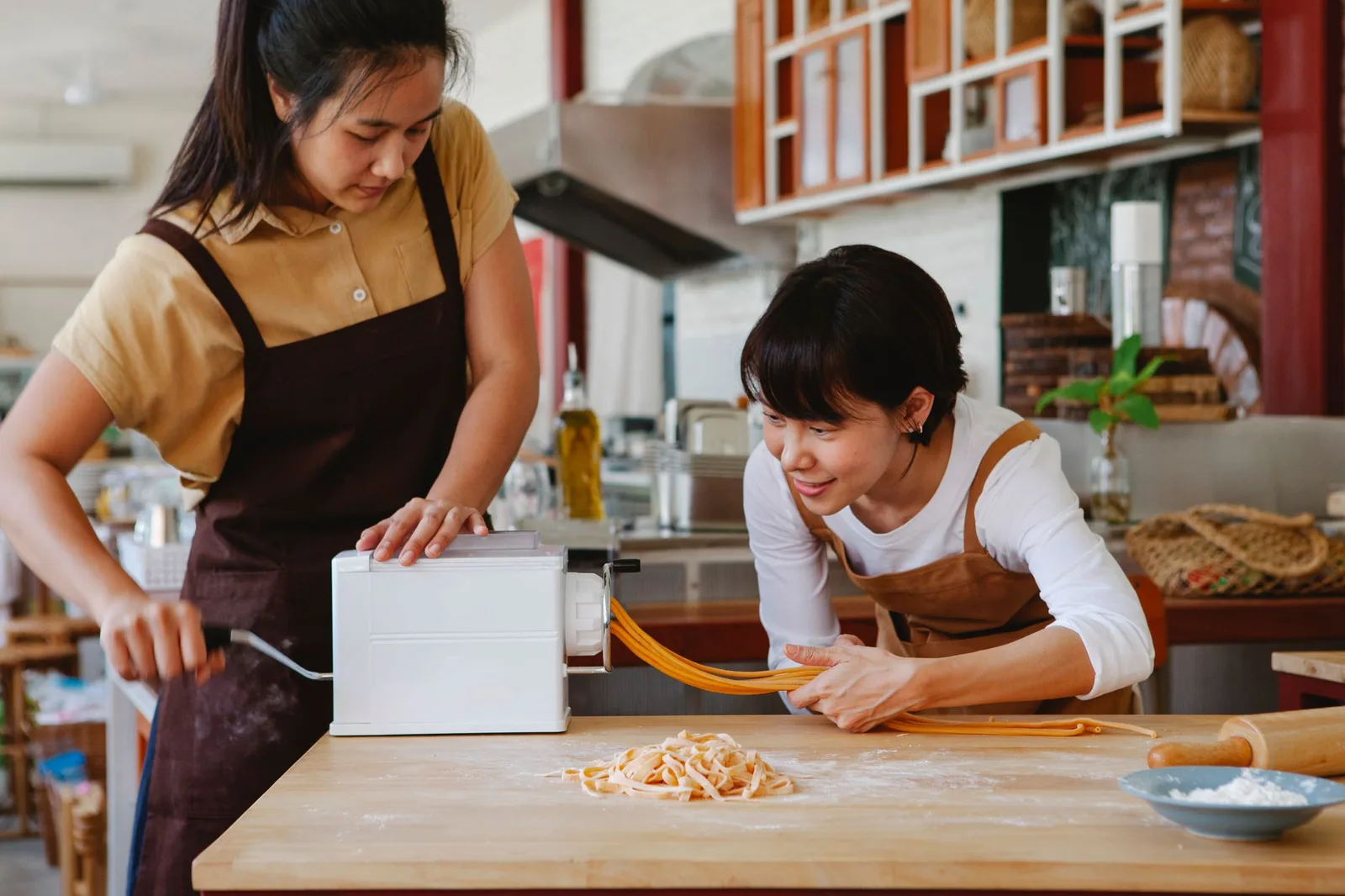 Nhóm bạn châu Á cùng làm bánh trong bếp homestay
