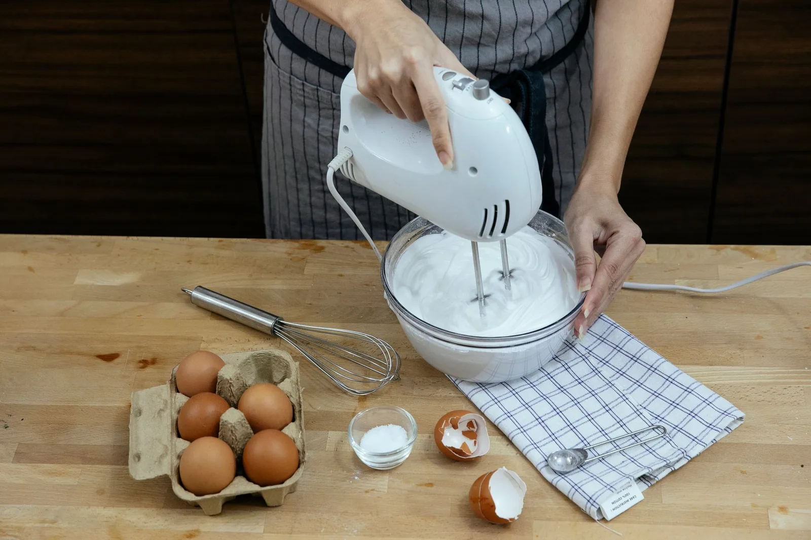 Bọt trứng được đánh trong tô để làm bánh bông lan