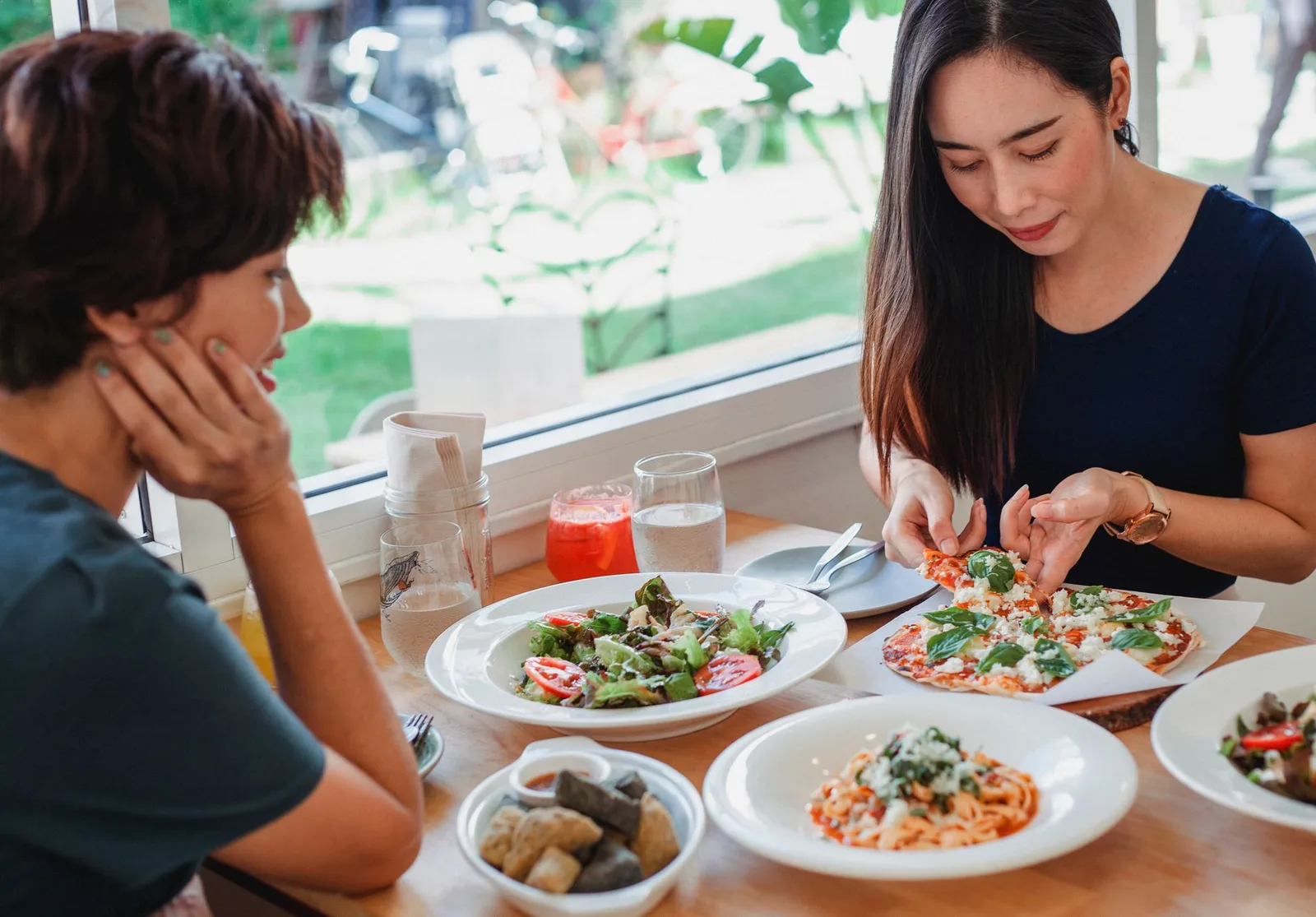 Nhóm bạn thưởng thức pizza tự làm trong không khí vui vẻ