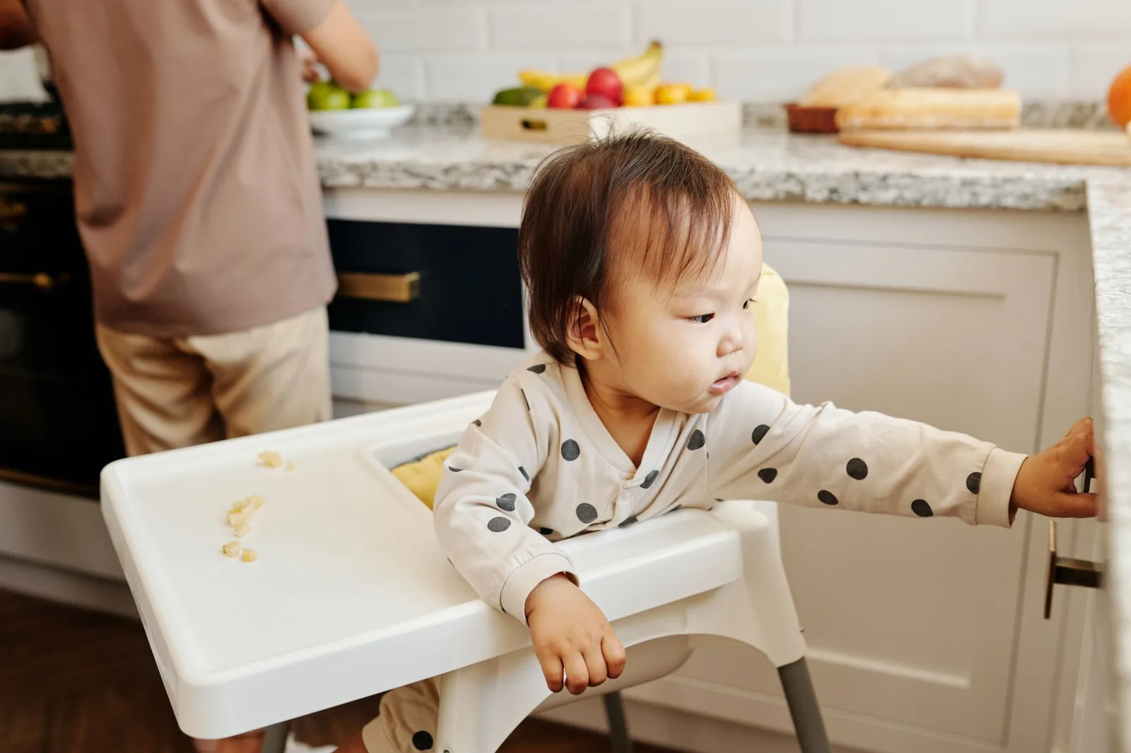 Phụ huynh cùng trẻ kiểm tra an toàn trong bếp sau buổi làm bánh