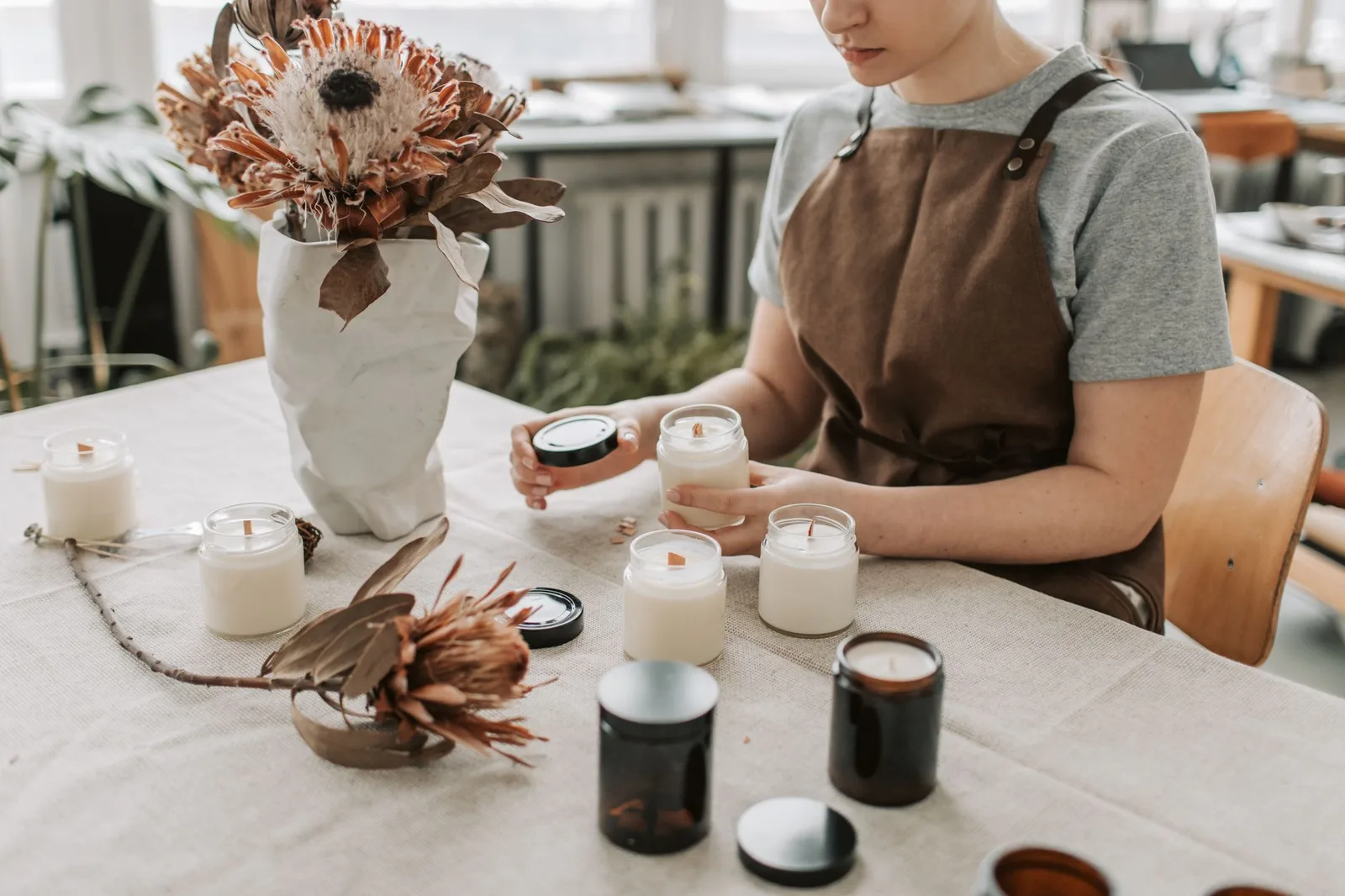 Dụng cụ làm nến thơm được sắp xếp gọn gàng trên bàn gỗ