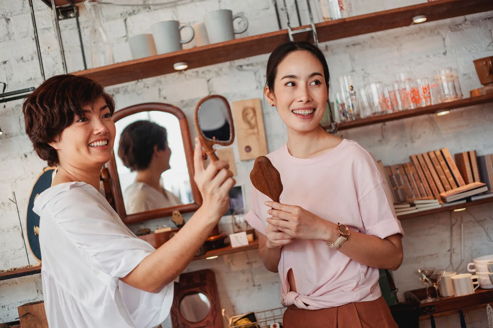 Nhóm bạn châu Á thử làm đồ thủ công tại homestay