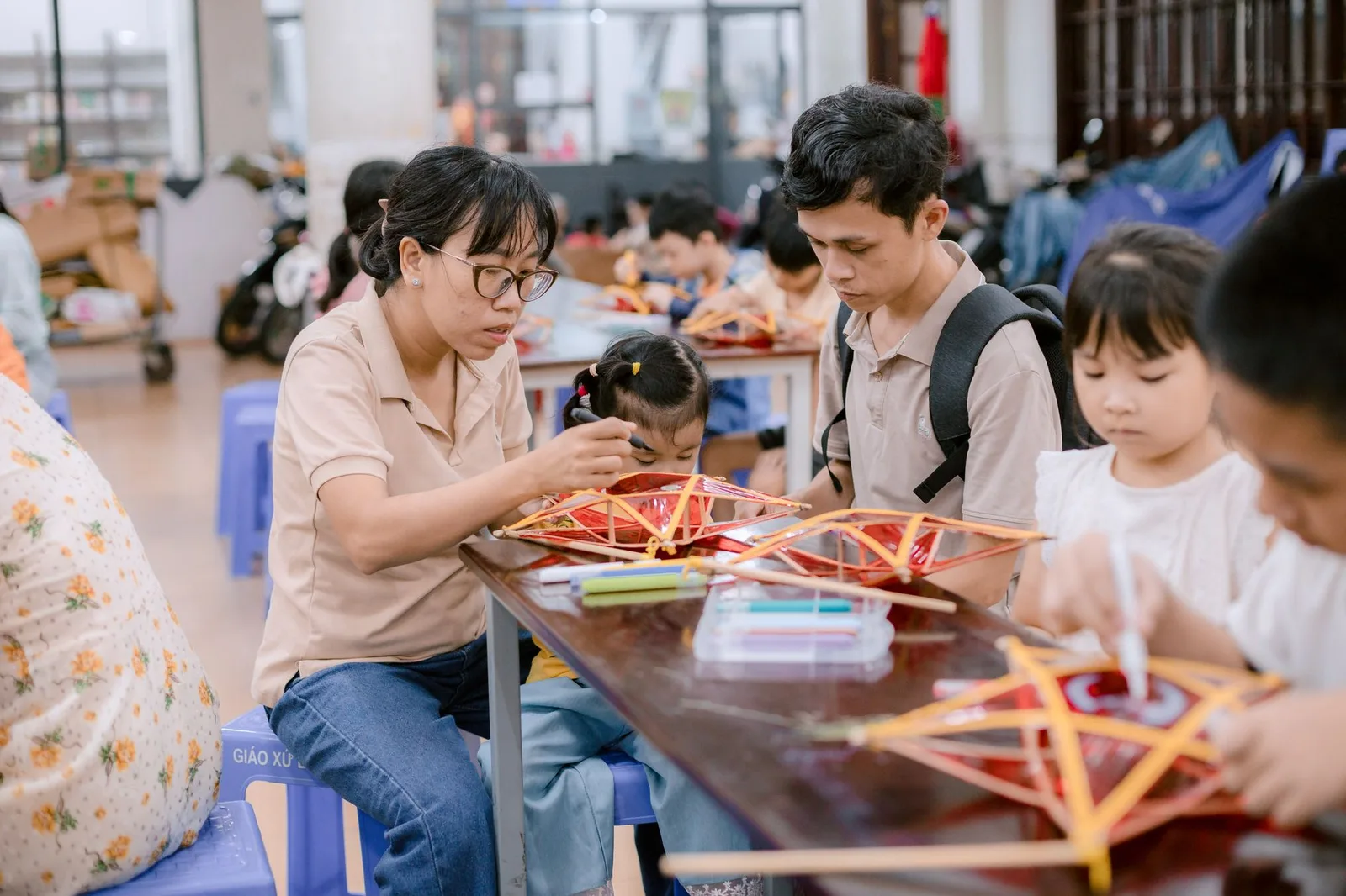 Nhóm bạn cùng nhau hoàn thành các món đồ thủ công