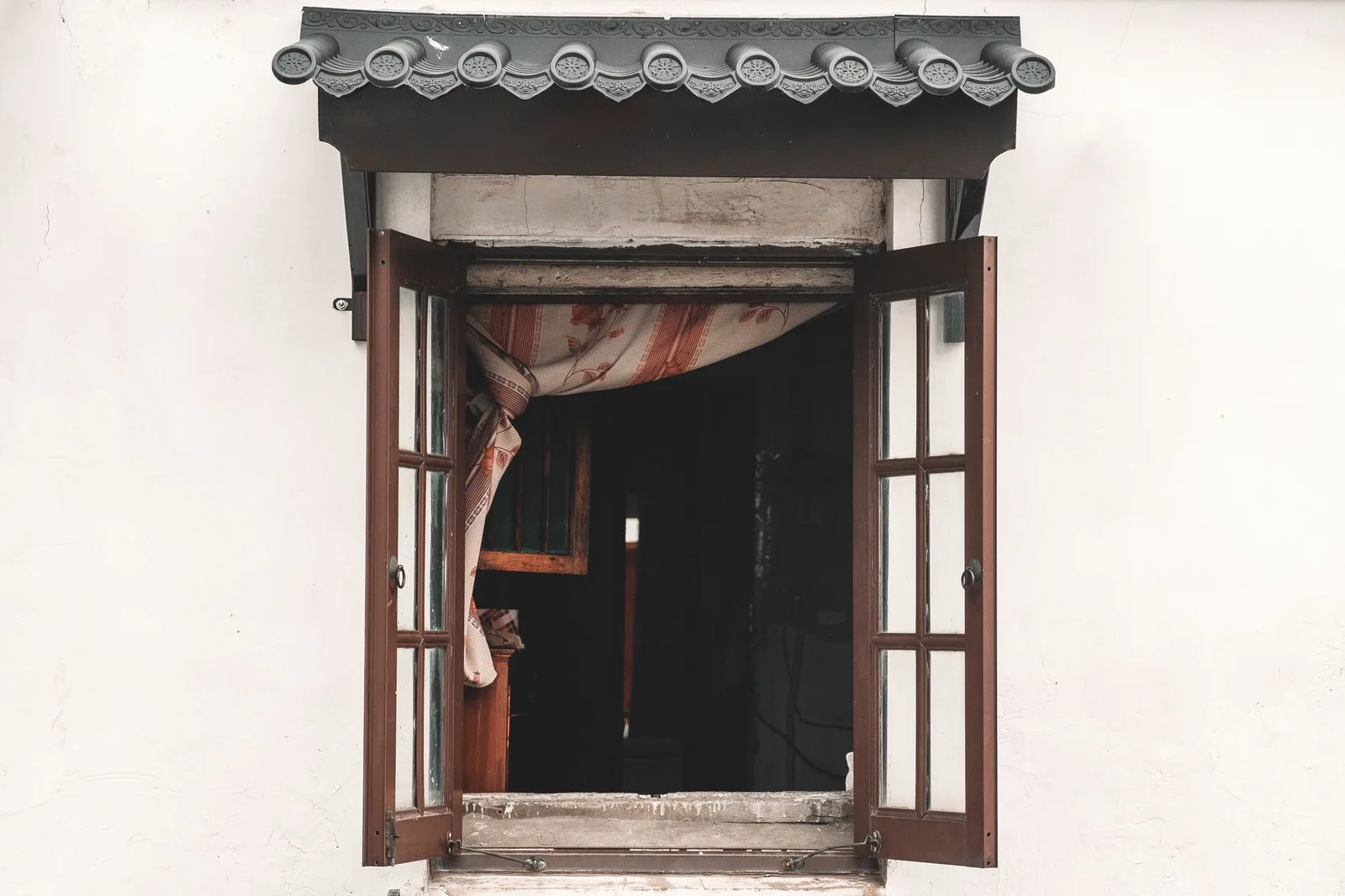 Góc làm đồ thủ công thông thoáng cạnh cửa sổ mở