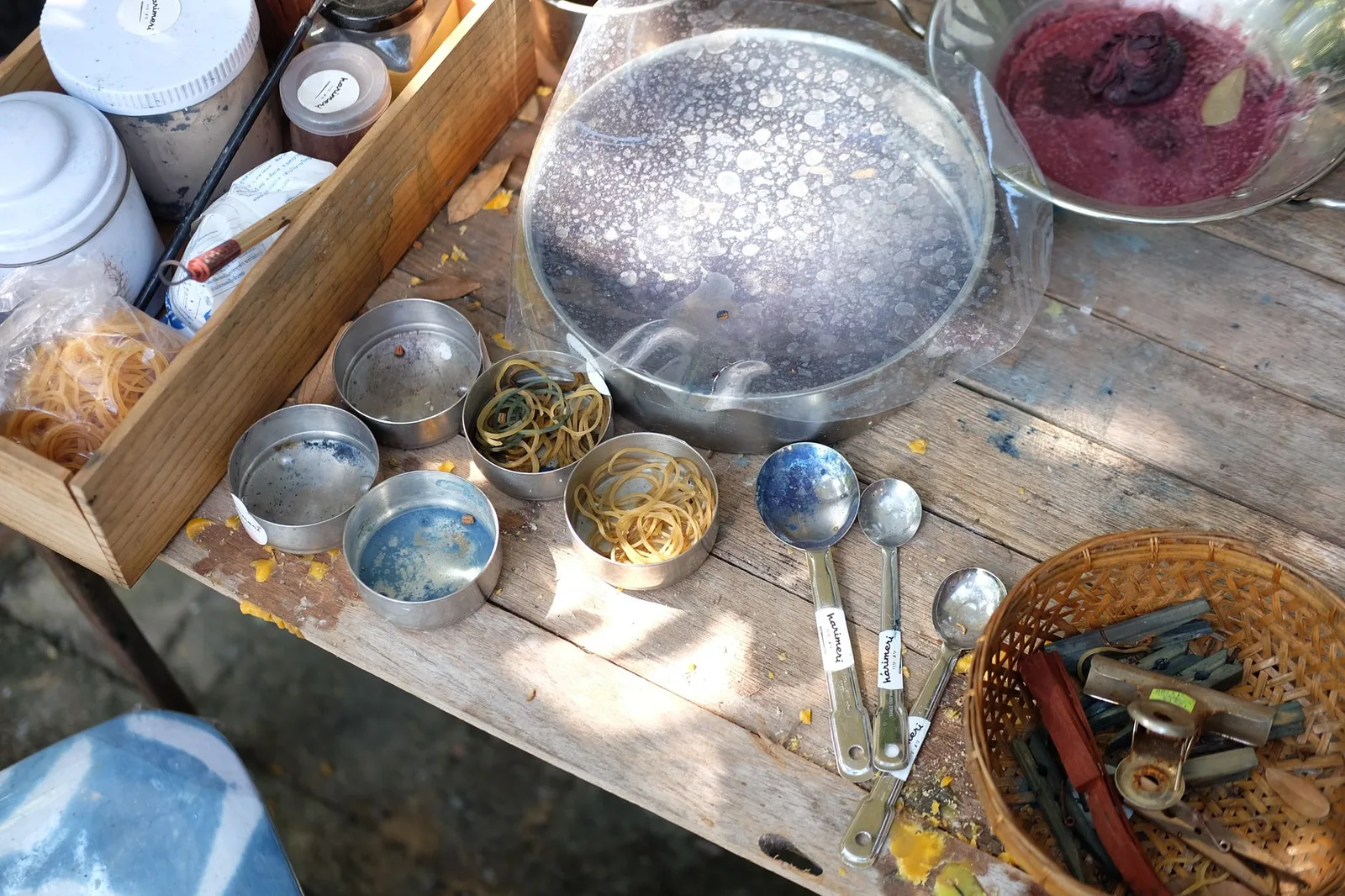 Dụng cụ làm đồ handmade được sắp xếp gọn gàng trên bàn