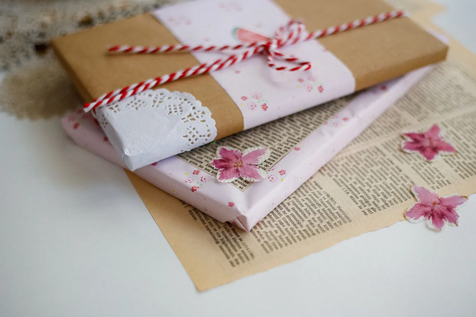 Tranh hoa ép được bọc cẩn thận để mang về nhà