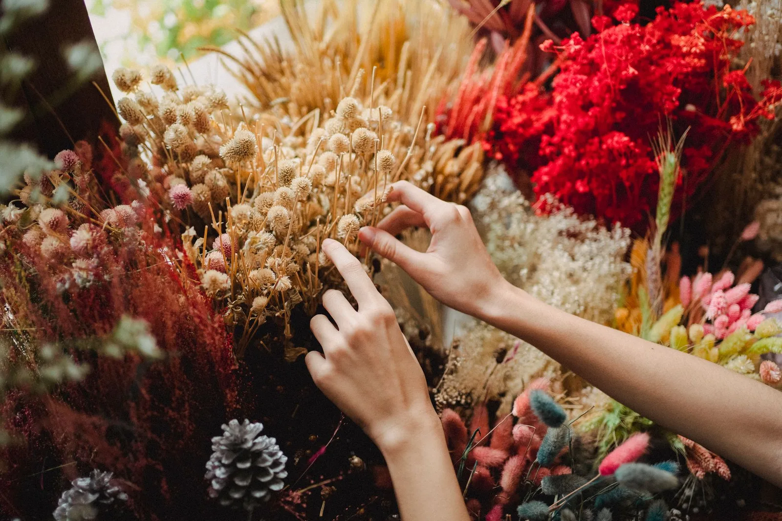 Phụ kiện thủ công cá nhân hóa với những cánh hoa khô