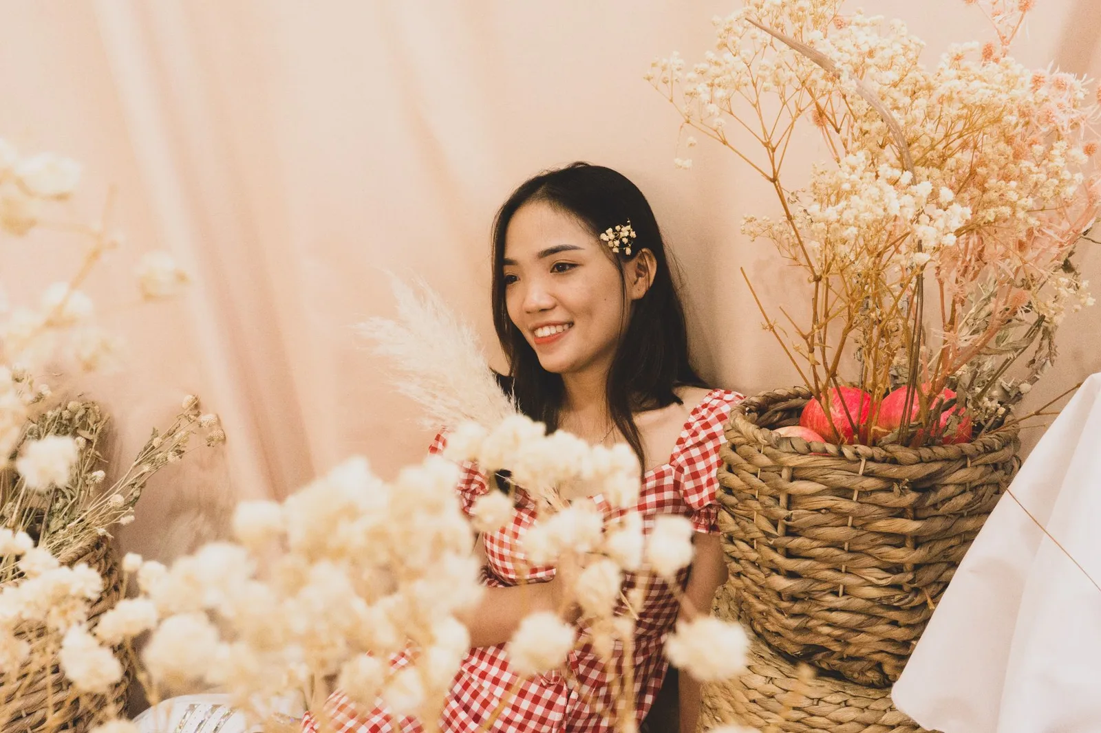 Nhóm bạn châu Á tham gia workshop làm đồ từ hoa khô