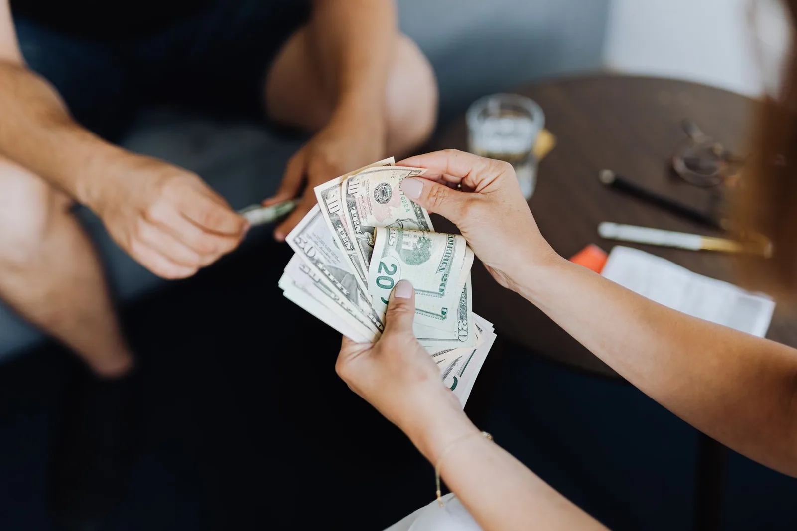 Cặp đôi châu Á cùng dự toán chi phí chuyến đi