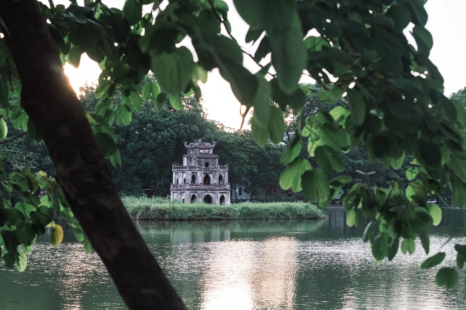 Hồ Hoàn Kiếm trong không khí yên bình buổi sáng
