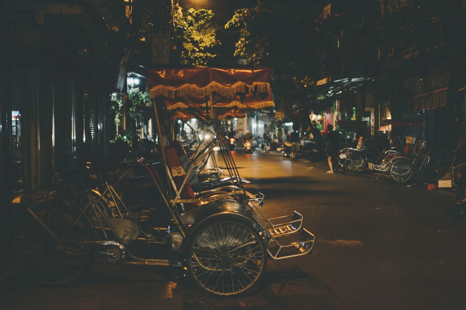 Phố cổ Hà Nội rực rỡ ánh đèn vào buổi tối