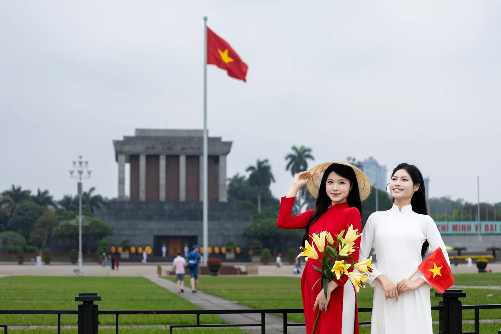Du khách châu Á chuẩn bị tham quan Quảng trường Ba Đình