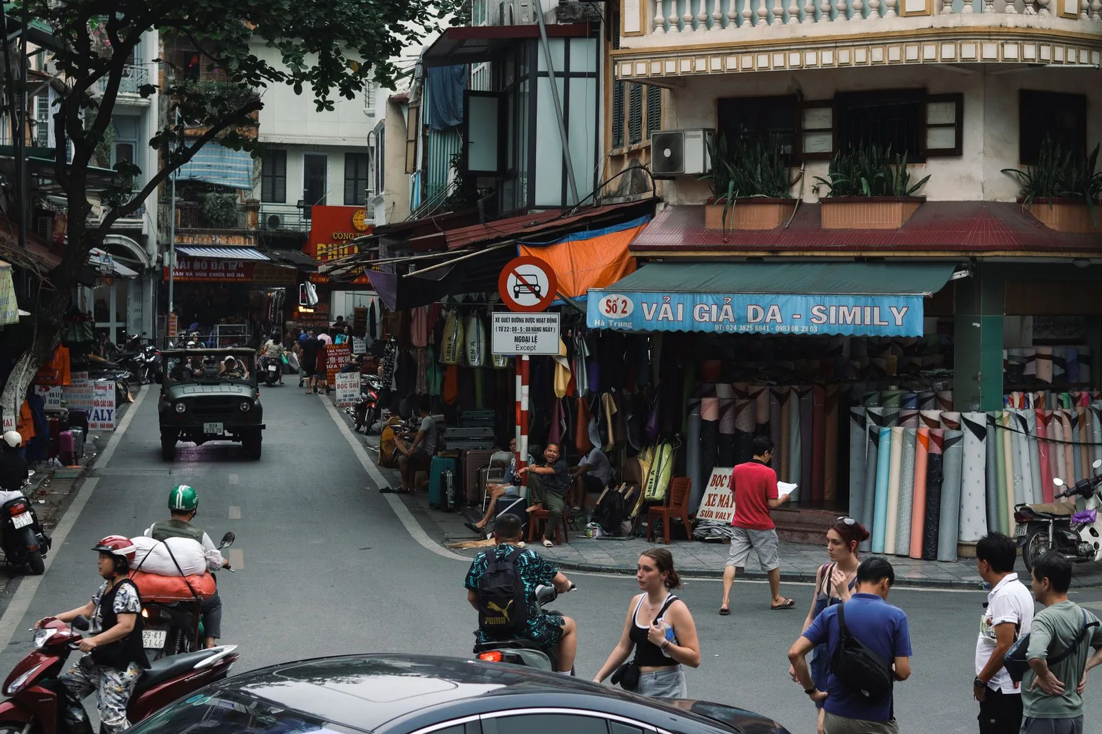 Phố cổ Hà Nội vào buổi sáng