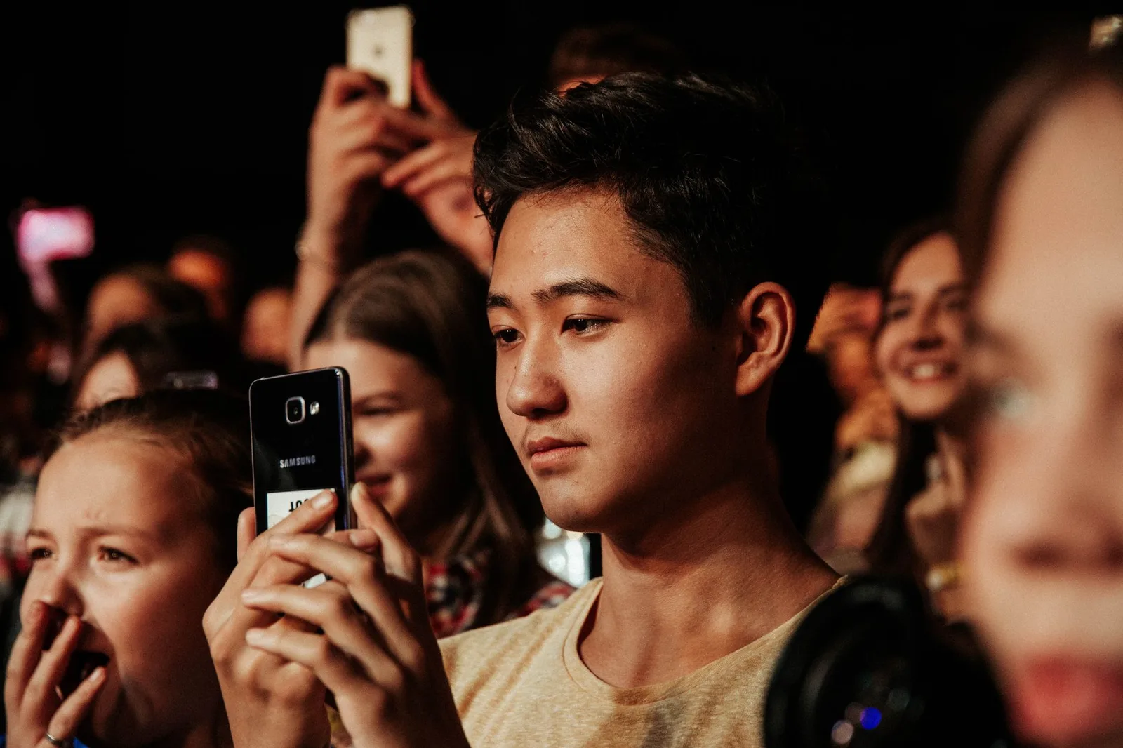 Người hâm mộ kiểm tra kỹ vé concert điện tử trên điện thoại