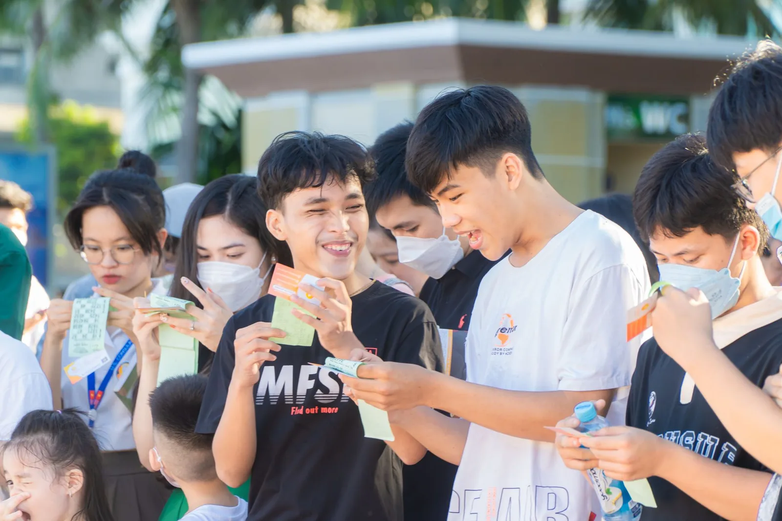 Nhóm bạn châu Á vui vẻ chuẩn bị tham dự concert