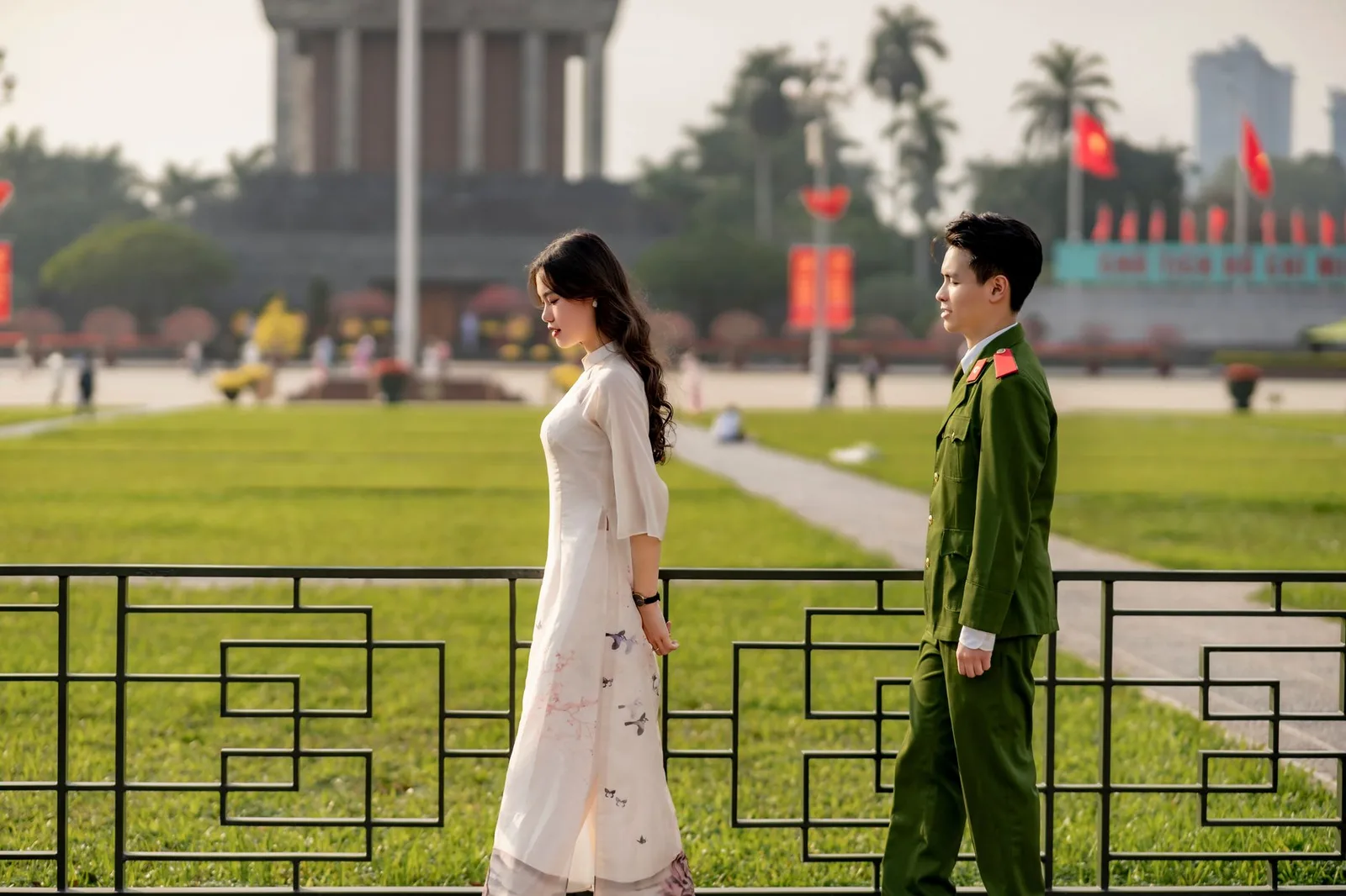 Cặp đôi thong thả dạo phố Hà Nội vào buổi tối