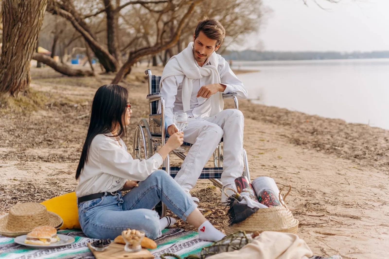 Cặp đôi thư giãn bên hồ trong lịch trình nhẹ nhàng