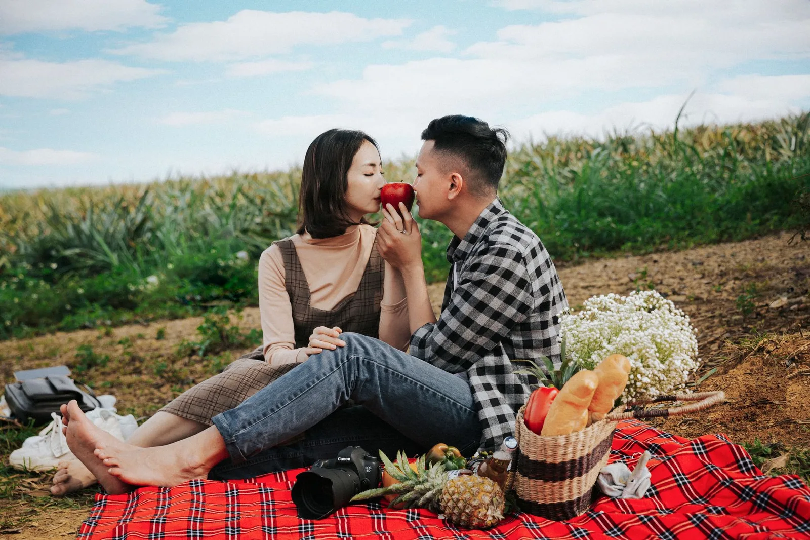 Cặp đôi châu Á tận hưởng buổi dã ngoại lãng mạn
