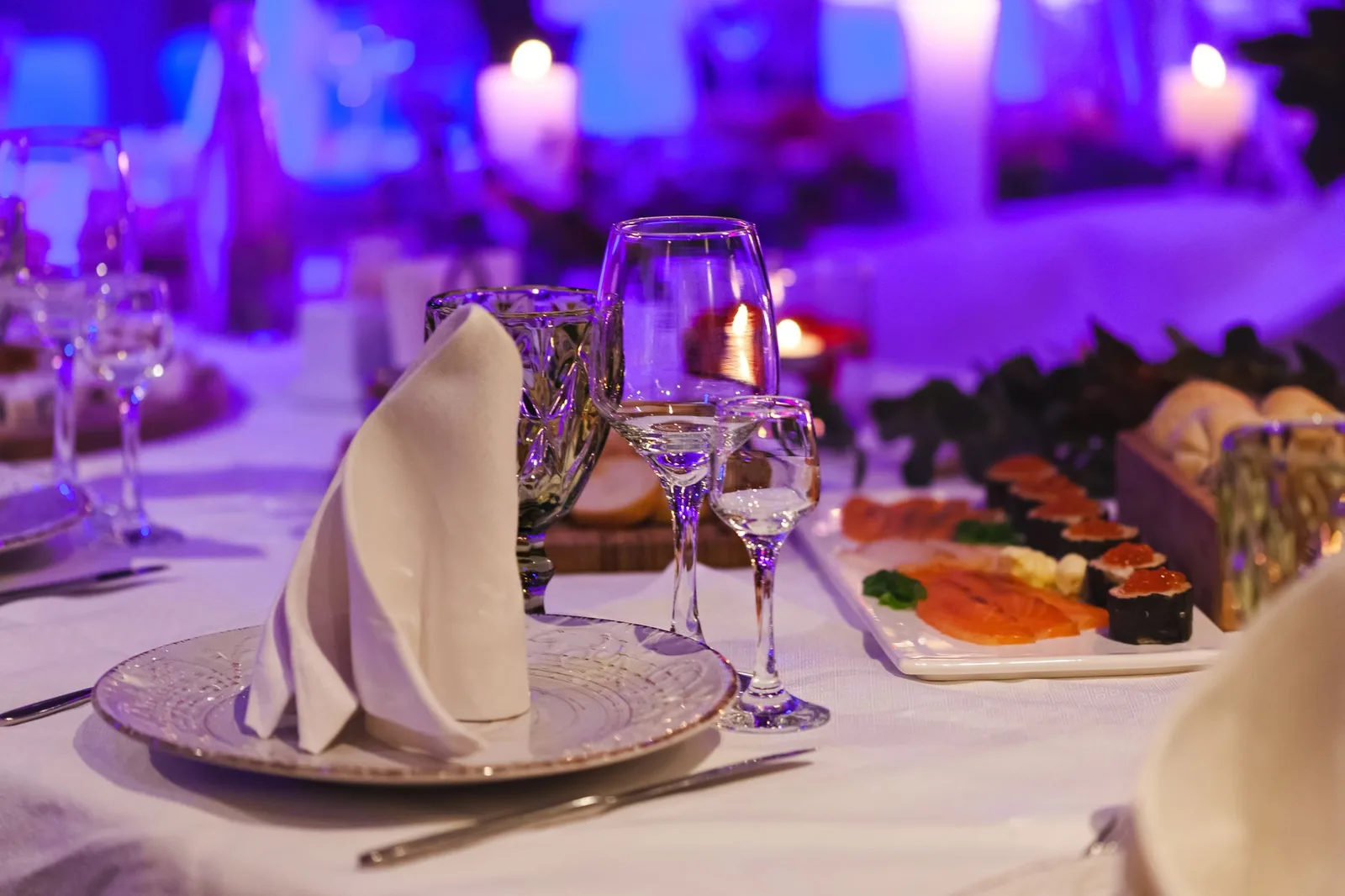 Bàn tiệc hẹn hò được chuẩn bị với ánh nến ấm áp
