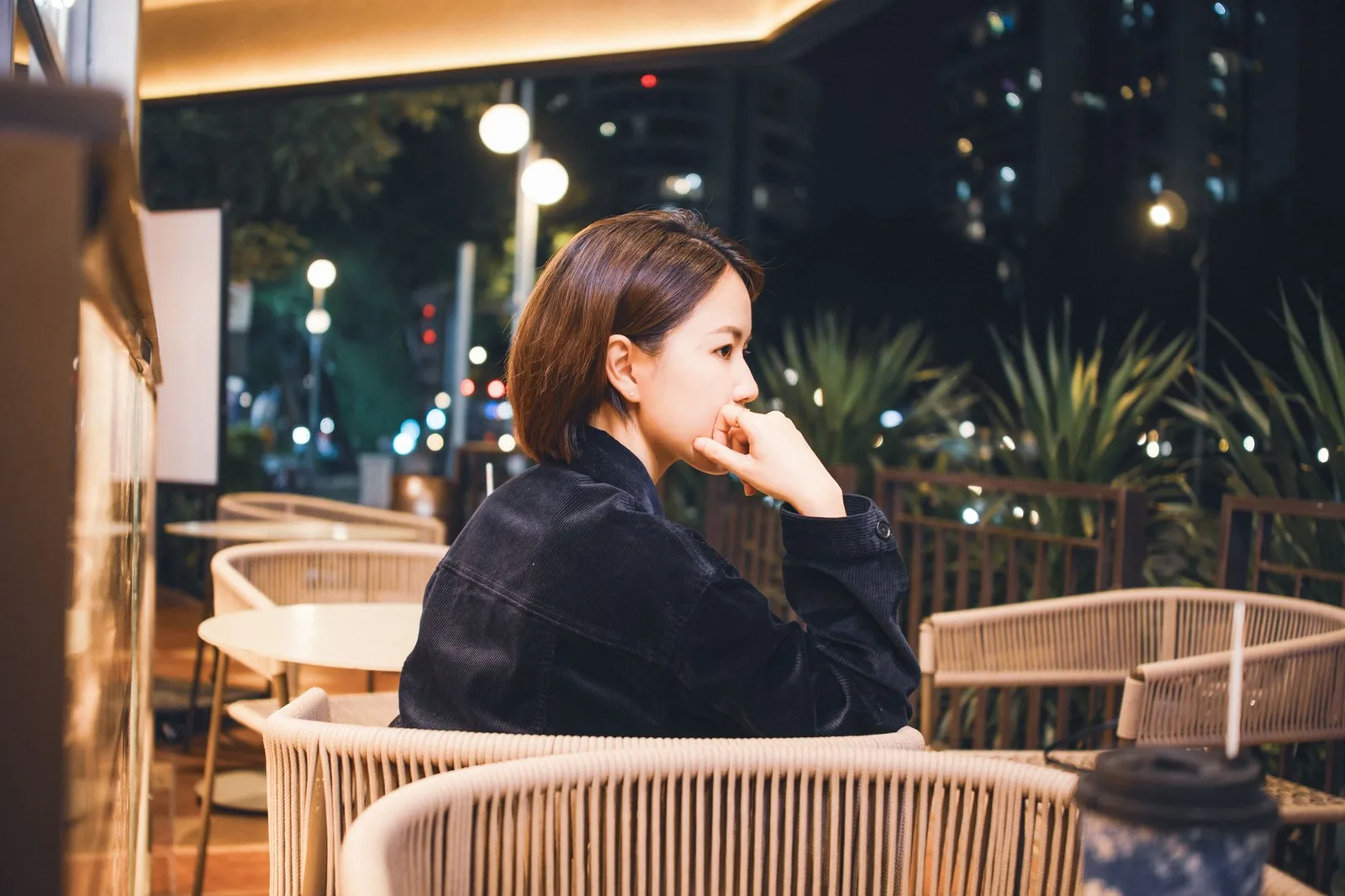 Cô gái châu Á chờ đợi thiếu hào hứng trước buổi hẹn
